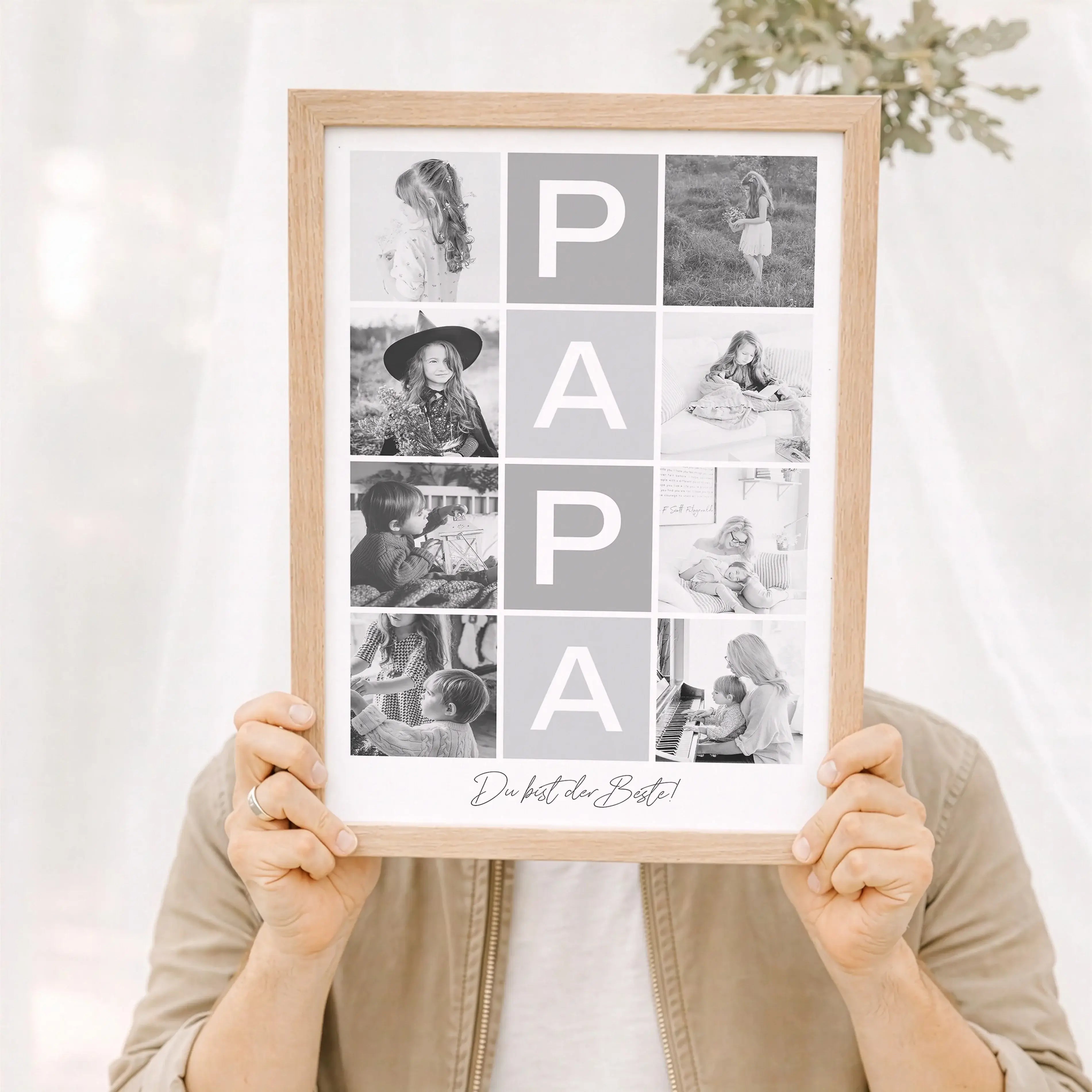 Fotocollage Papa Poster-Personalisiertes Poster-famprints-Mit dem Fotocollage Papa Poster gestaltest du ein persönliches Geschenk, das eure gemeinsamen Momente sichtbar macht. Im Mittelpunkt steht das Wort Papa, modern angeordnet und ergänzt durch deine L