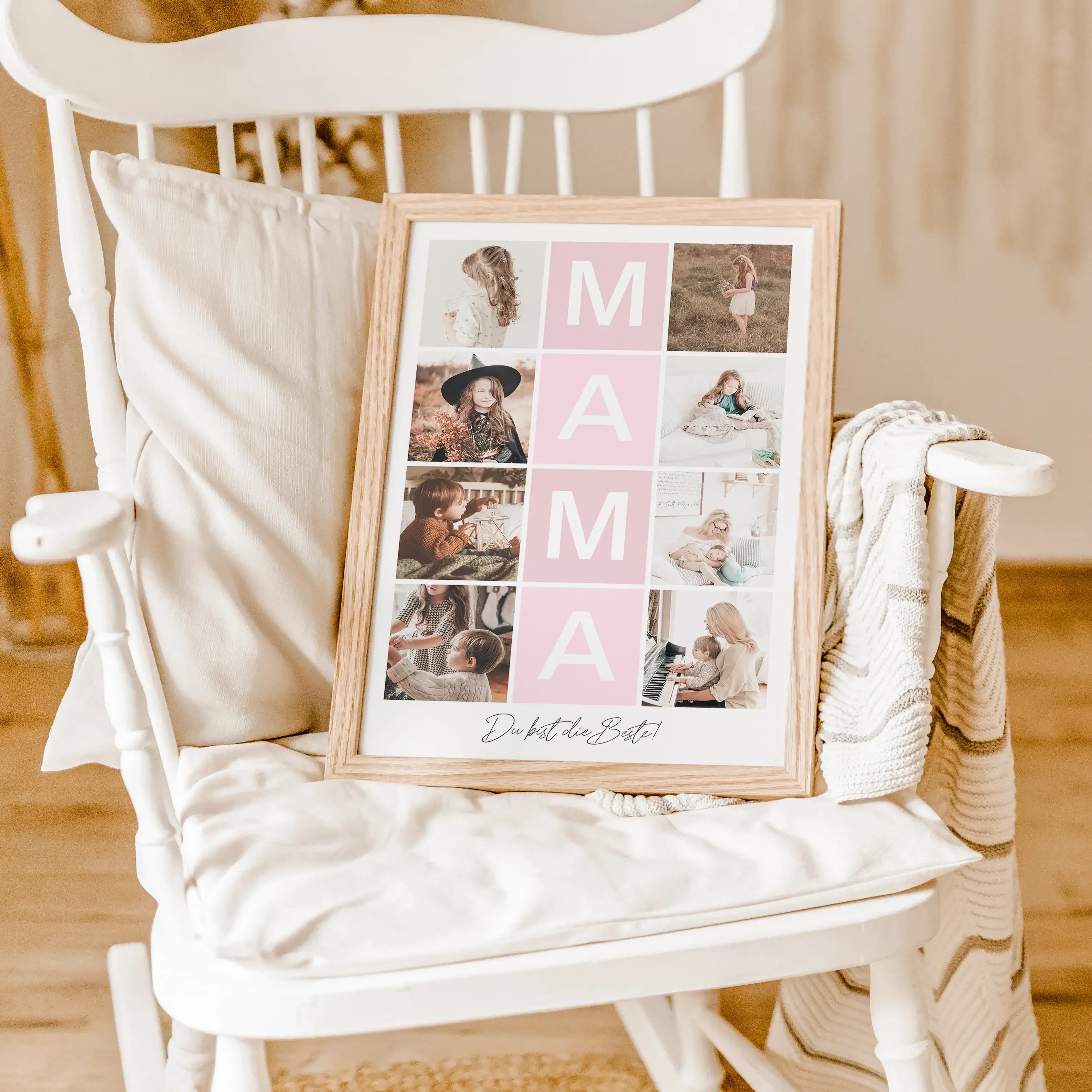 Fotocollage Mama Poster-famprints-Personalisiertes Poster-Auf der Fotocollage Mama findest du mittig, vertikal das Wort Mama, jeweils ein Buchstabe in einem farblichen Quadrat und darunter den personalisierbaren Schriftzug 'Du bist die Beste!'. Gesamt kan