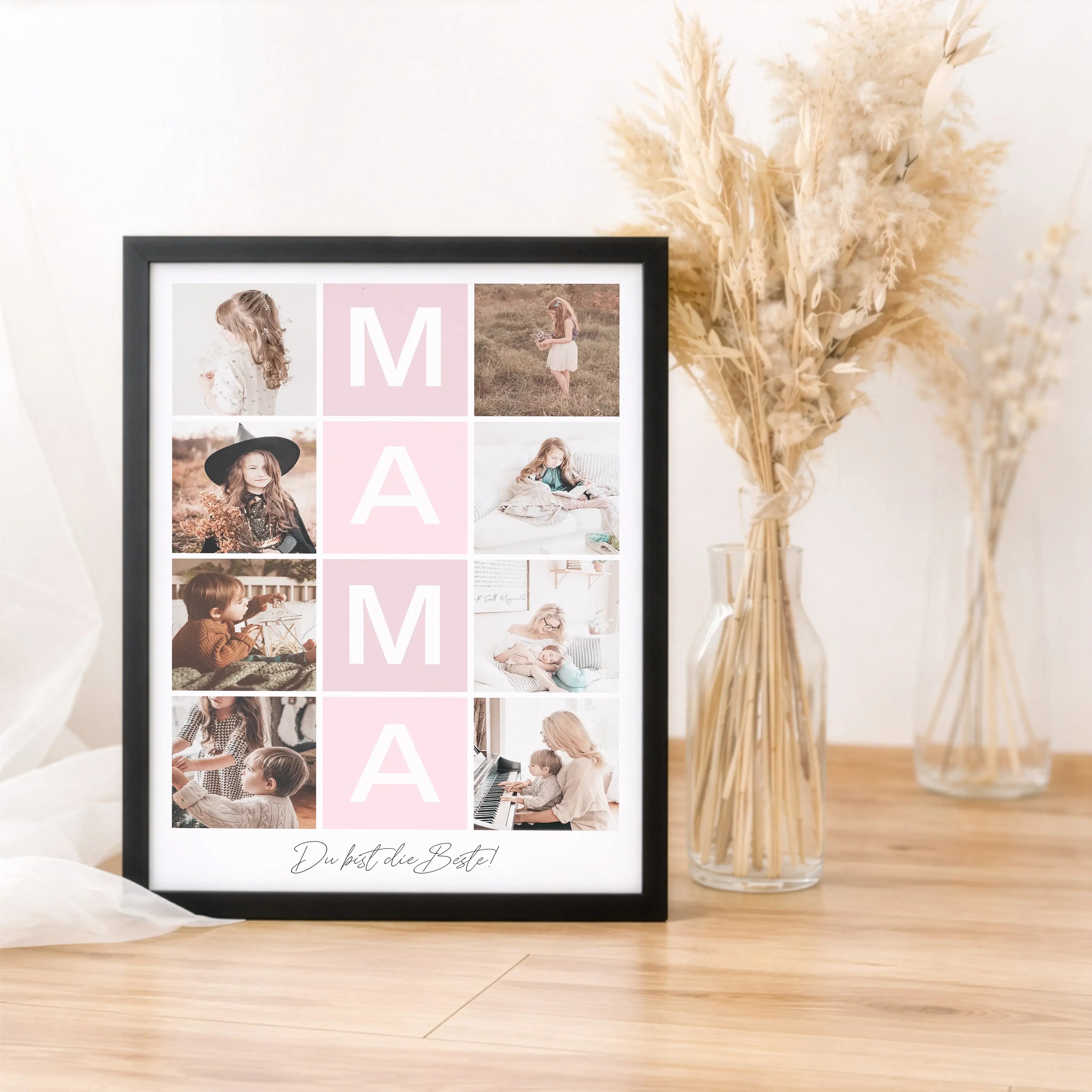 Fotocollage Mama Poster-Personalisiertes Poster-famprints-Mit dem Fotocollage Mama Poster gestaltest du ein persönliches Geschenk, das eure gemeinsamen Momente sichtbar macht. Im Mittelpunkt steht der Schriftzug Mama, ergänzt durch deine ausgewählten Foto