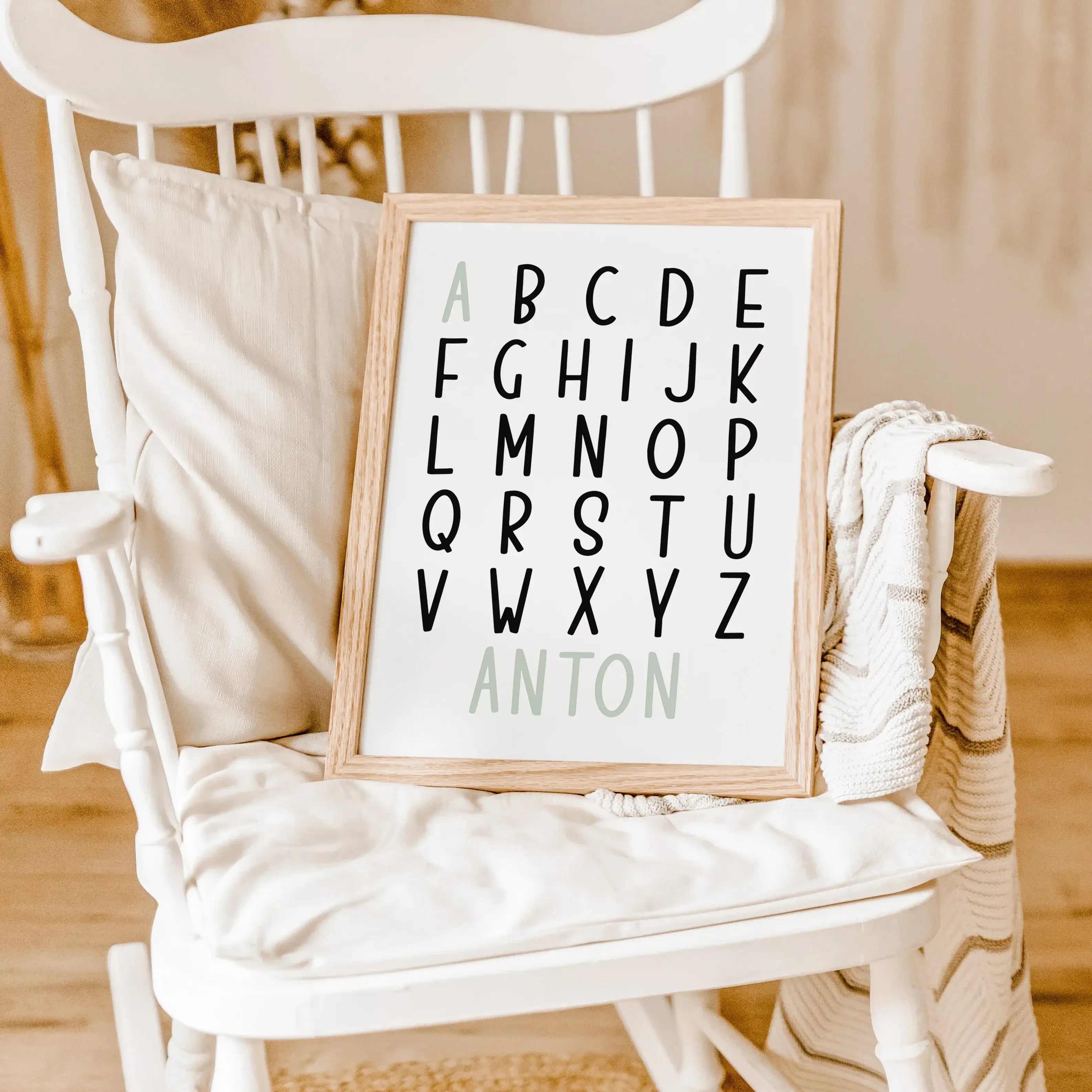 ABC Poster mit Namen-famprints-Personalisiertes Poster-Entdecke das ABC Poster mit Namen - die perfekte Ergänzung für jedes Kinderzimmer! Personalisierbar mit dem Namen deines Kindes wird dieses Poster zu einem einzigartigen Blickfang. Gestalte es einfach