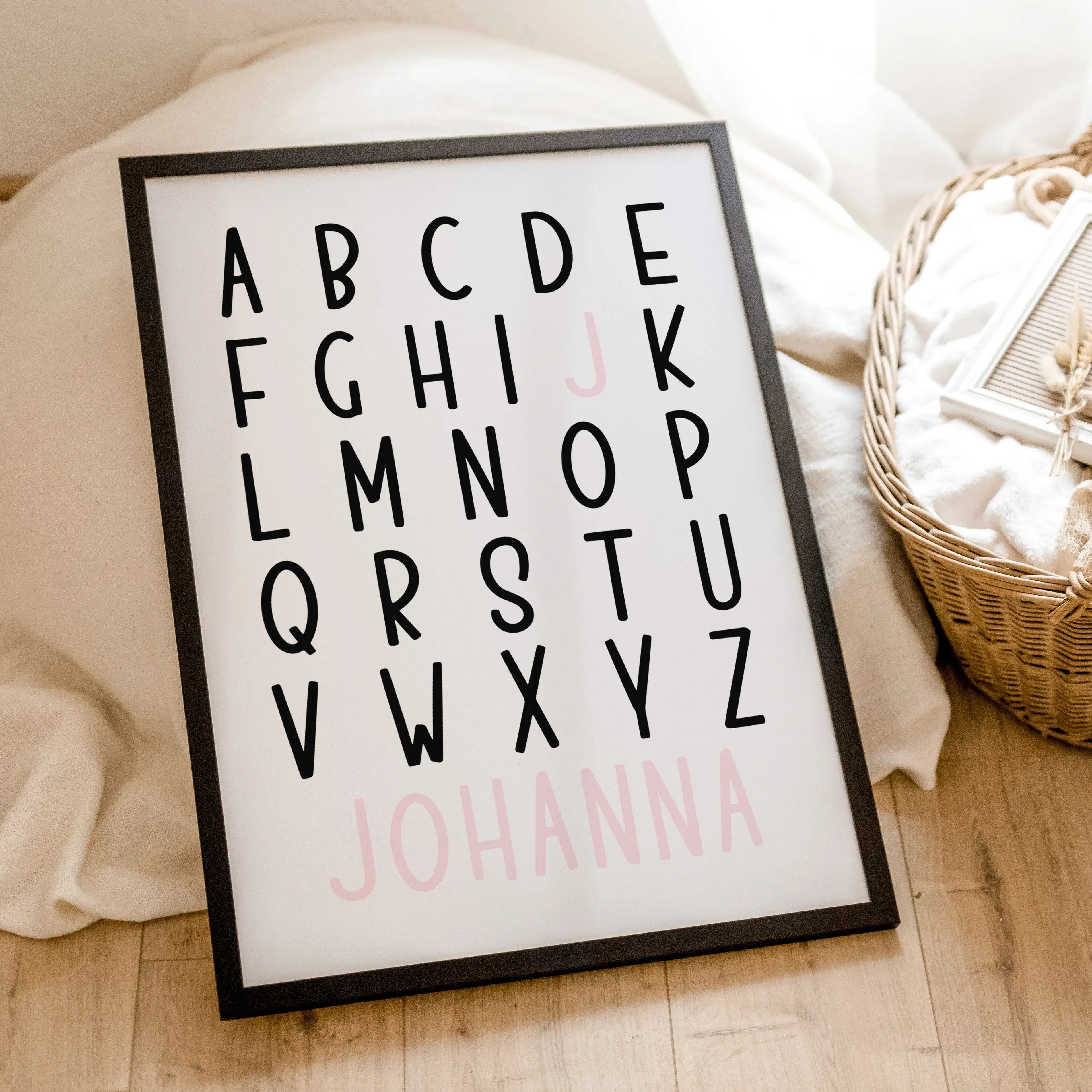 ABC Poster mit Namen-famprints-Personalisiertes Poster-Entdecke das ABC Poster mit Namen - die perfekte Ergänzung für jedes Kinderzimmer! Personalisierbar mit dem Namen deines Kindes wird dieses Poster zu einem einzigartigen Blickfang. Gestalte es einfach