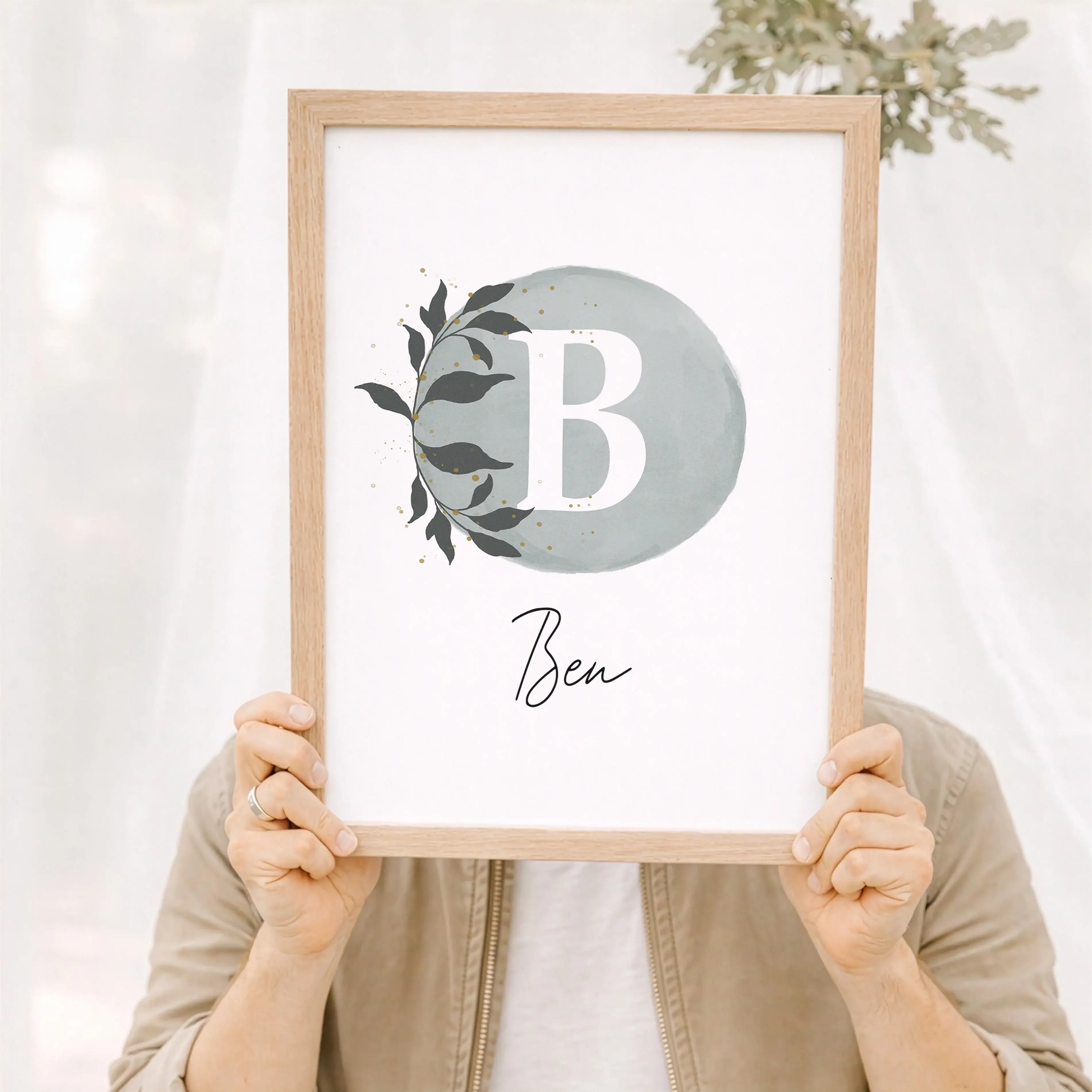 Buchstaben Poster Wasserfarbe-Personalisiertes Poster-famprints-Mit dem Buchstaben Poster Wasserfarbe von famprints gestaltest du einen ganz persönlichen Blickfang für Kinderzimmer, Spielbereich oder als liebevolles Geschenk zur Geburt. Der sanfte Aquarel