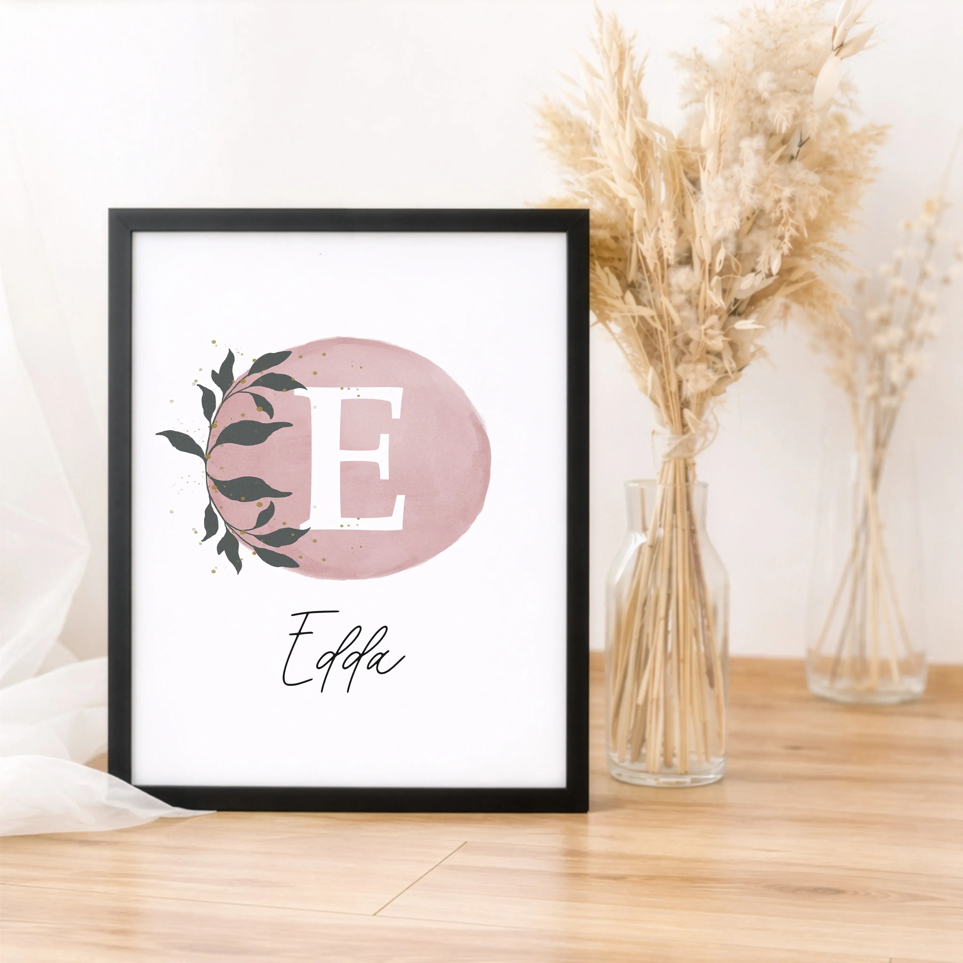 Buchstaben Poster Wasserfarbe-Personalisiertes Poster-famprints-Mit dem Buchstaben Poster Wasserfarbe von famprints gestaltest du einen ganz persönlichen Blickfang für Kinderzimmer, Spielbereich oder als liebevolles Geschenk zur Geburt. Der sanfte Aquarel