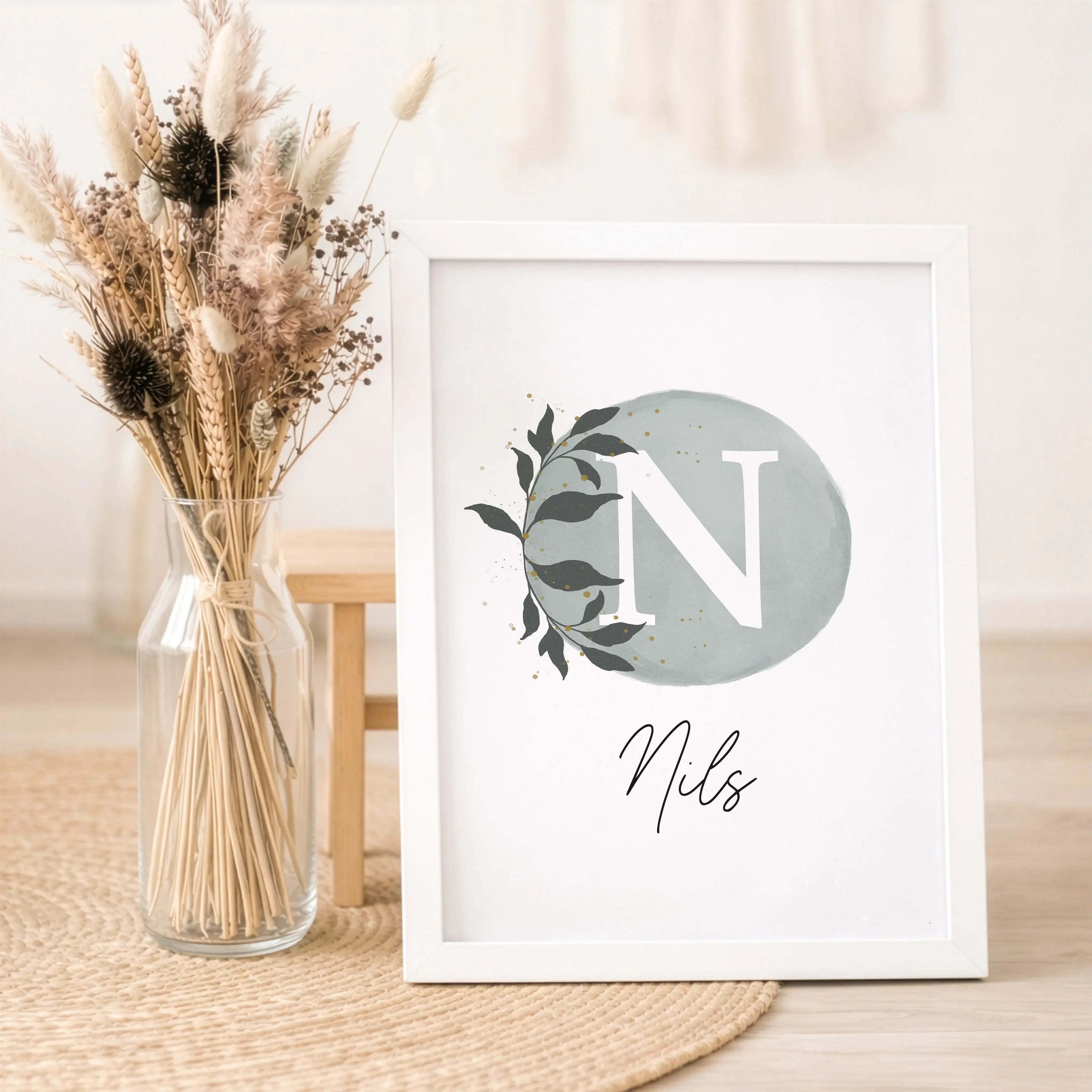 Buchstaben Poster Wasserfarbe-Personalisiertes Poster-famprints-Mit dem Buchstaben Poster Wasserfarbe von famprints gestaltest du einen ganz persönlichen Blickfang für Kinderzimmer, Spielbereich oder als liebevolles Geschenk zur Geburt. Der sanfte Aquarel