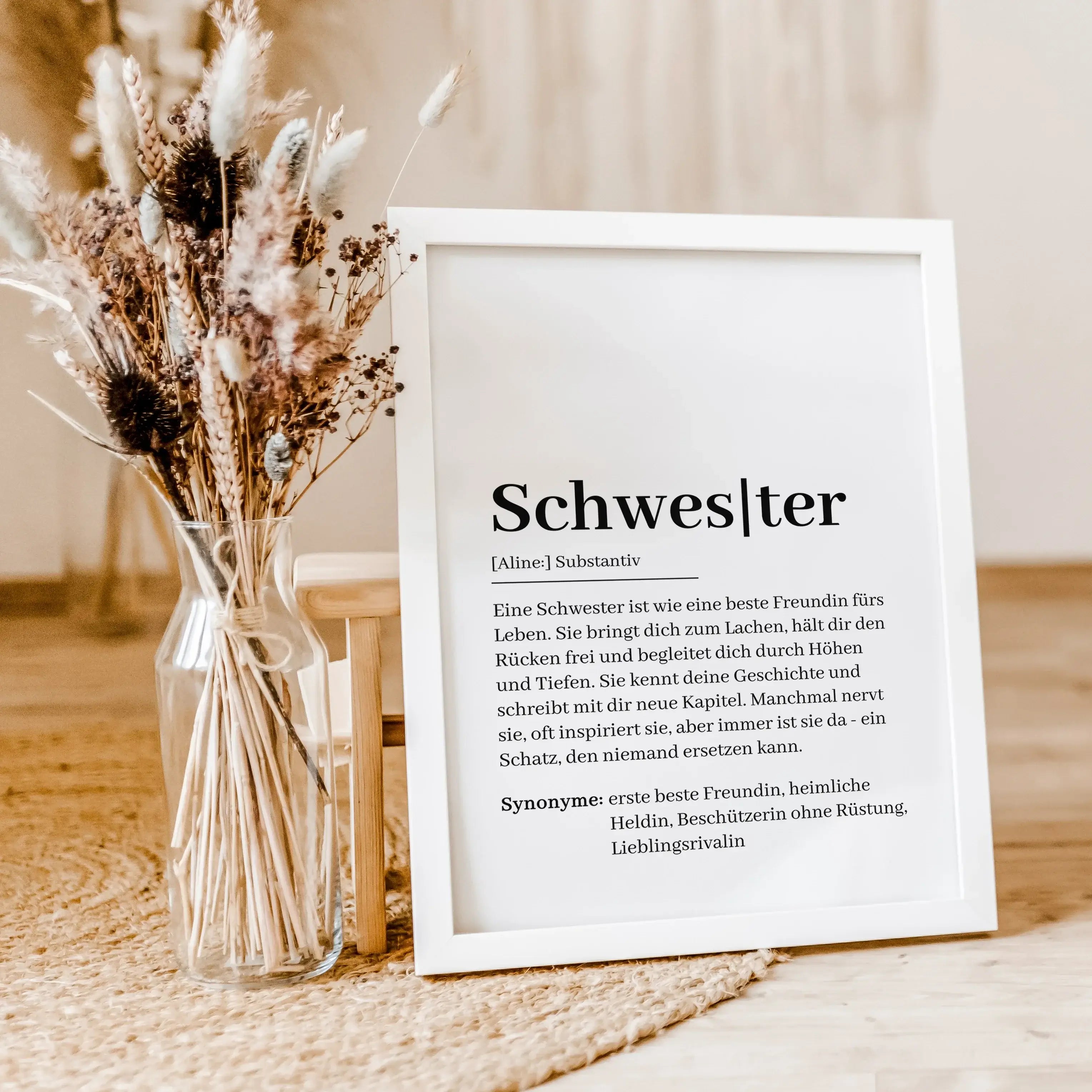 Schwester Definition Poster-Personalisiertes Poster-famprints-Schenke deiner Schwester mit unserem Schwester Definition Poster ein ganz besonderes Geschenk, das von Herzen kommt. Dieses liebevoll gestaltete Poster zeigt auf einzigartige Weise, was eine Sc