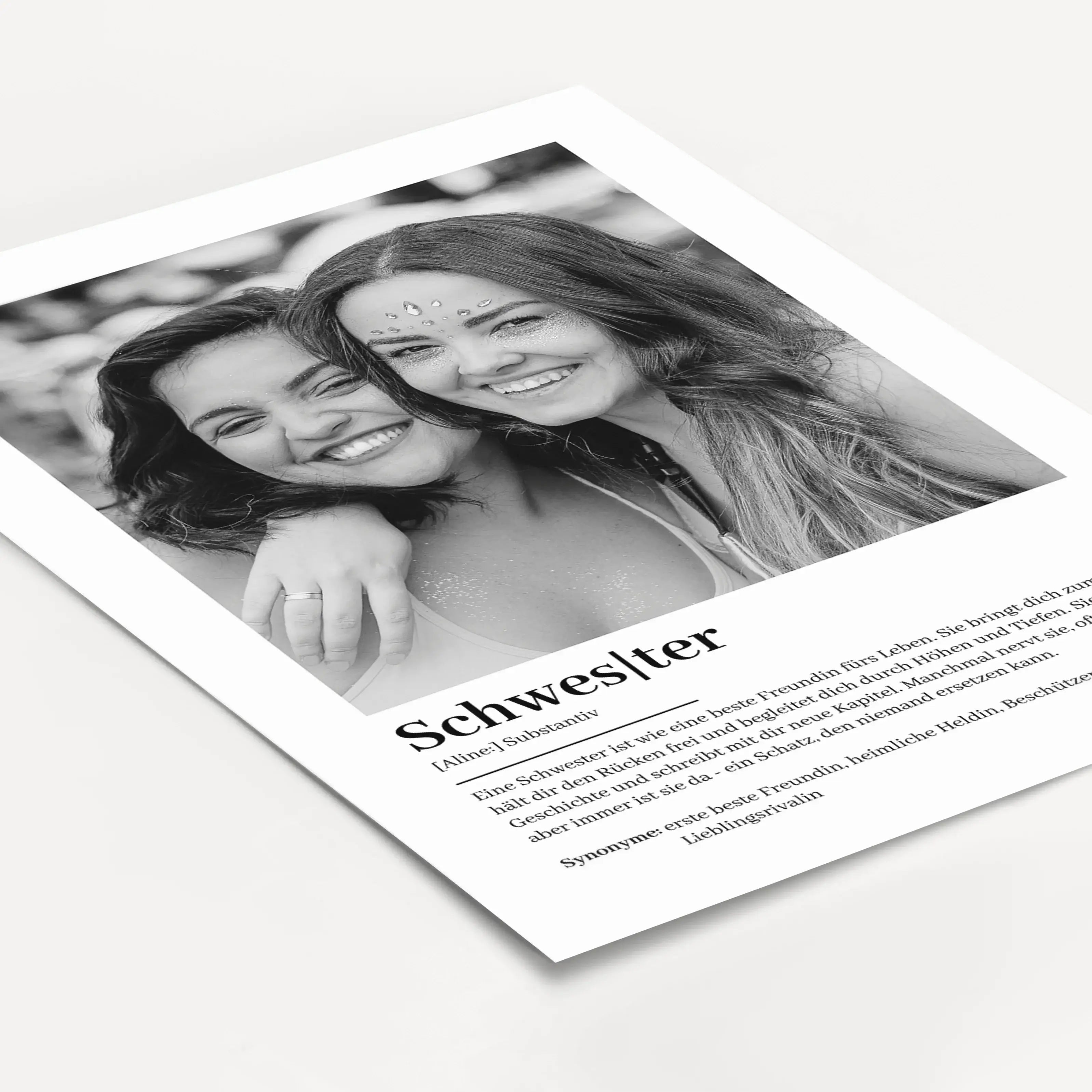Schwester Definition Poster mit Foto-Personalisiertes Poster-famprints-Das Schwester Definition Poster mit Foto von famprints ist mehr als ein dekoratives Wandbild. Es ist eine persönliche Botschaft, die zeigt, was euch verbindet. Die Definition beschreib