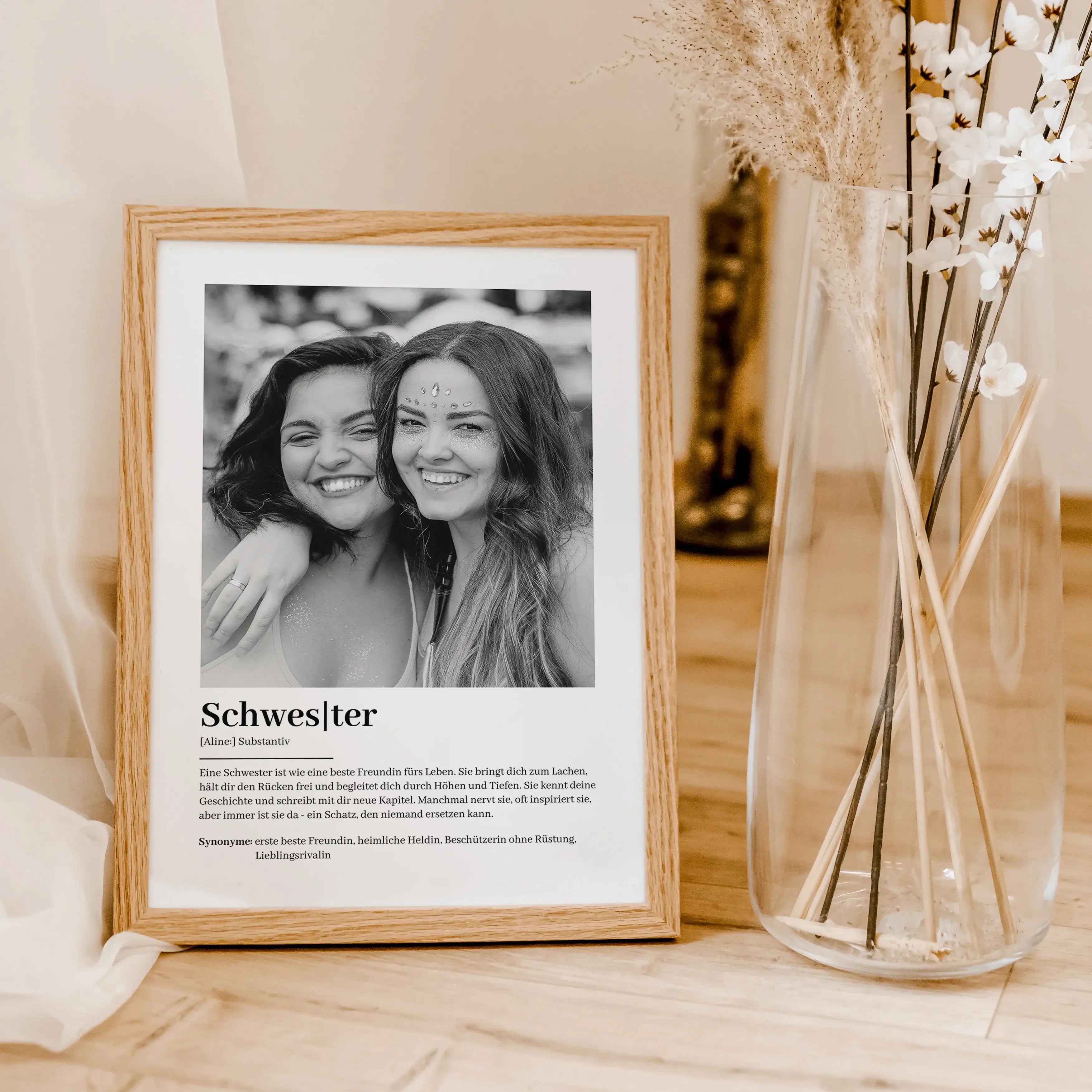Schwester Definition Poster mit Foto-Personalisiertes Poster-famprints-Suchst du nach dem perfekten Geschenk für deine Schwester? Unser Schwester Definition Poster mit Foto ist eine liebevolle und persönliche Art, deine Wertschätzung zu zeigen. Das Poster