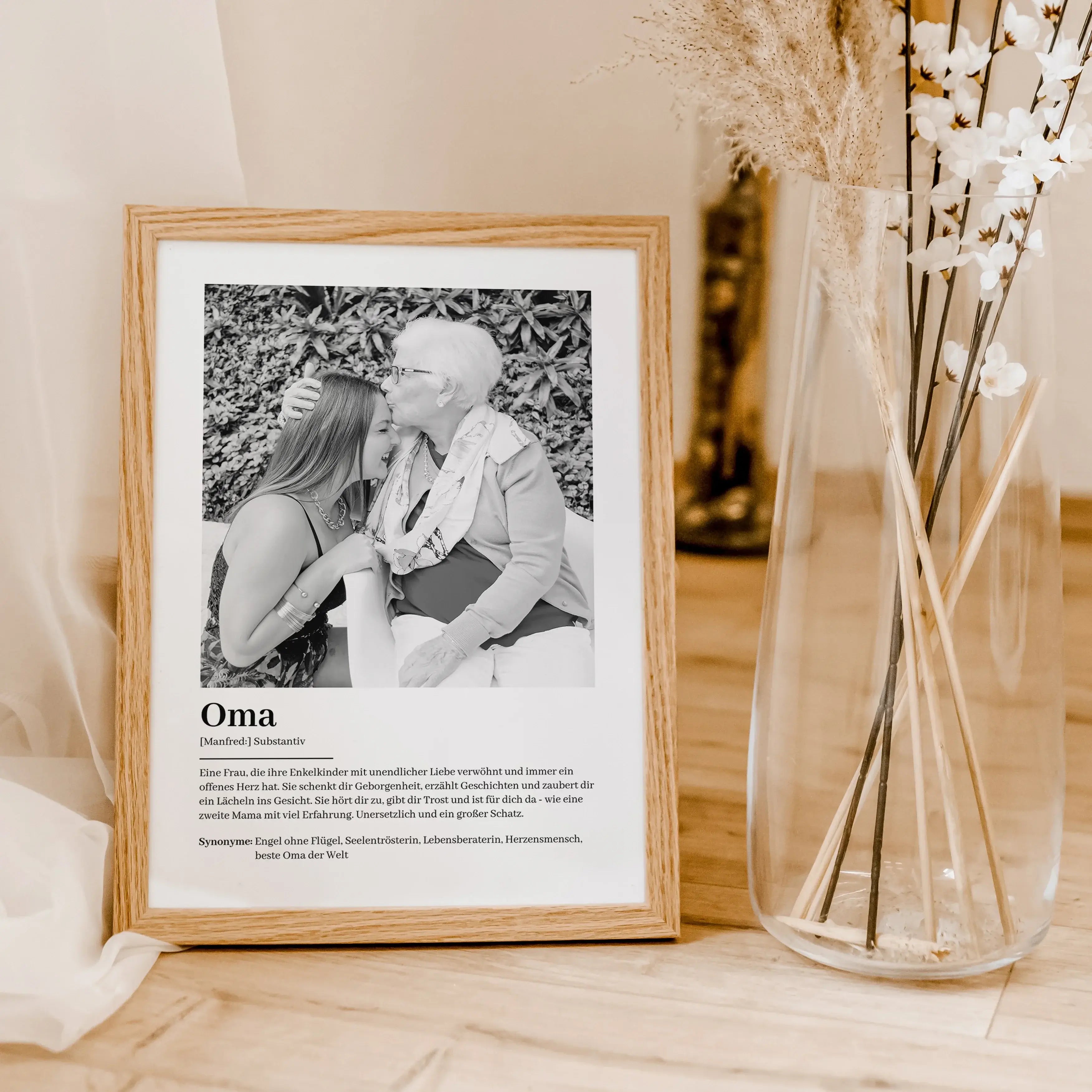 Oma Definition Poster mit Foto-famprints-Personalisiertes Poster-Suchst du nach einem ganz besonderen Geschenk für deine Oma? Unser Oma Definition Poster mit Foto ist die perfekte Wahl, um deine Liebe und Wertschätzung auf einzigartige Weise auszudrücken.