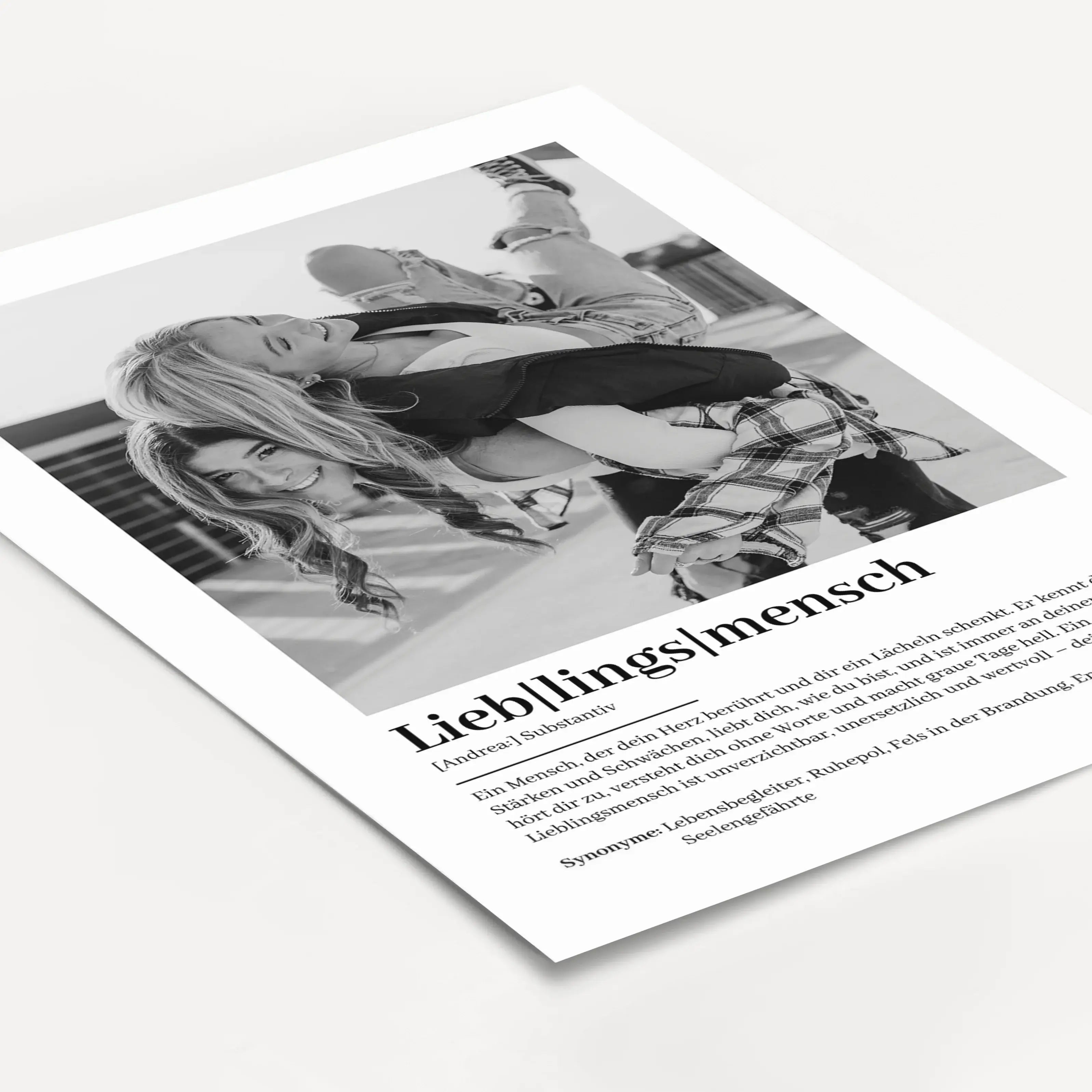 Lieblingsmensch Definition Poster mit Foto-Personalisiertes Poster-famprints-Das Lieblingsmensch Definition Poster mit Foto von famprints ist mehr als eine schöne Wanddeko. Es ist eine persönliche Botschaft, die zeigt, was euch verbindet. Du gestaltest de