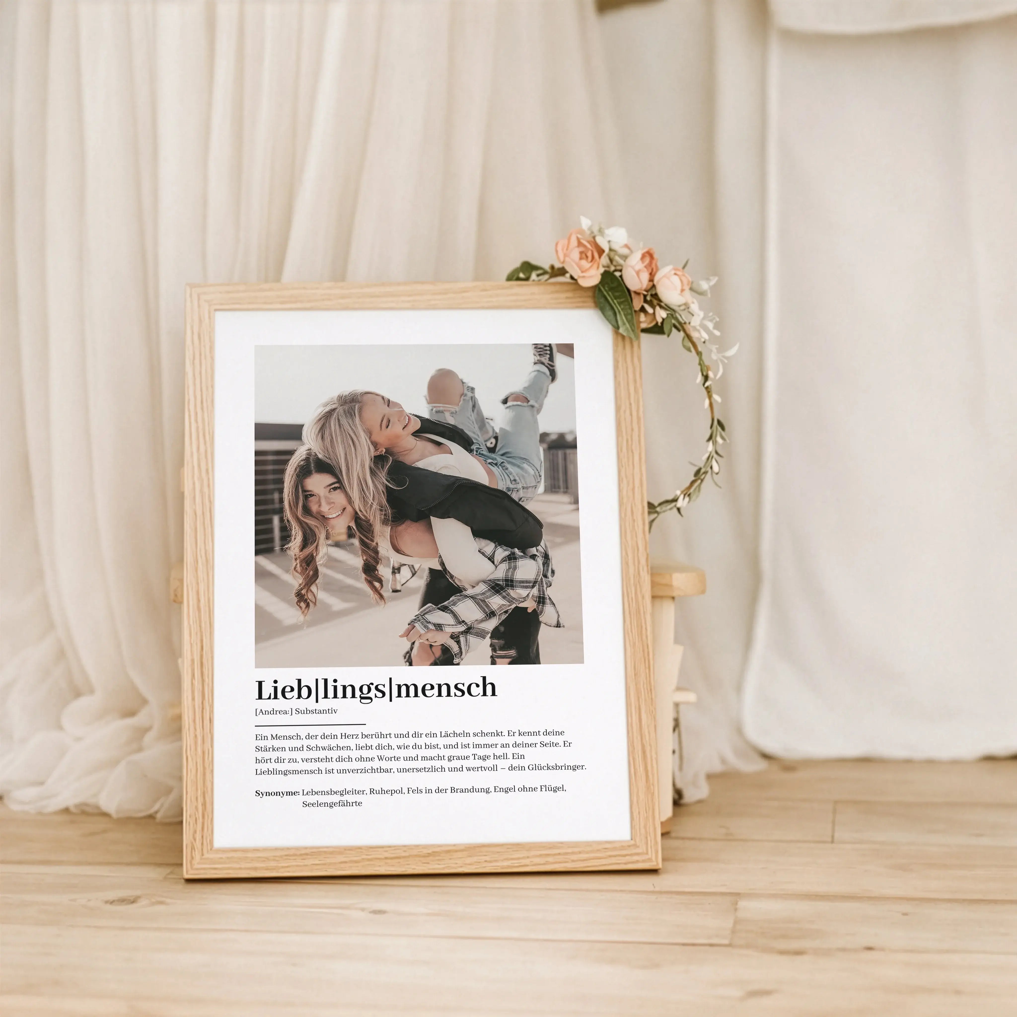 Lieblingsmensch Definition Poster mit Foto-Personalisiertes Poster-famprints-Das Lieblingsmensch Definition Poster mit Foto von famprints ist mehr als eine schöne Wanddeko. Es ist eine persönliche Botschaft, die zeigt, was euch verbindet. Du gestaltest de