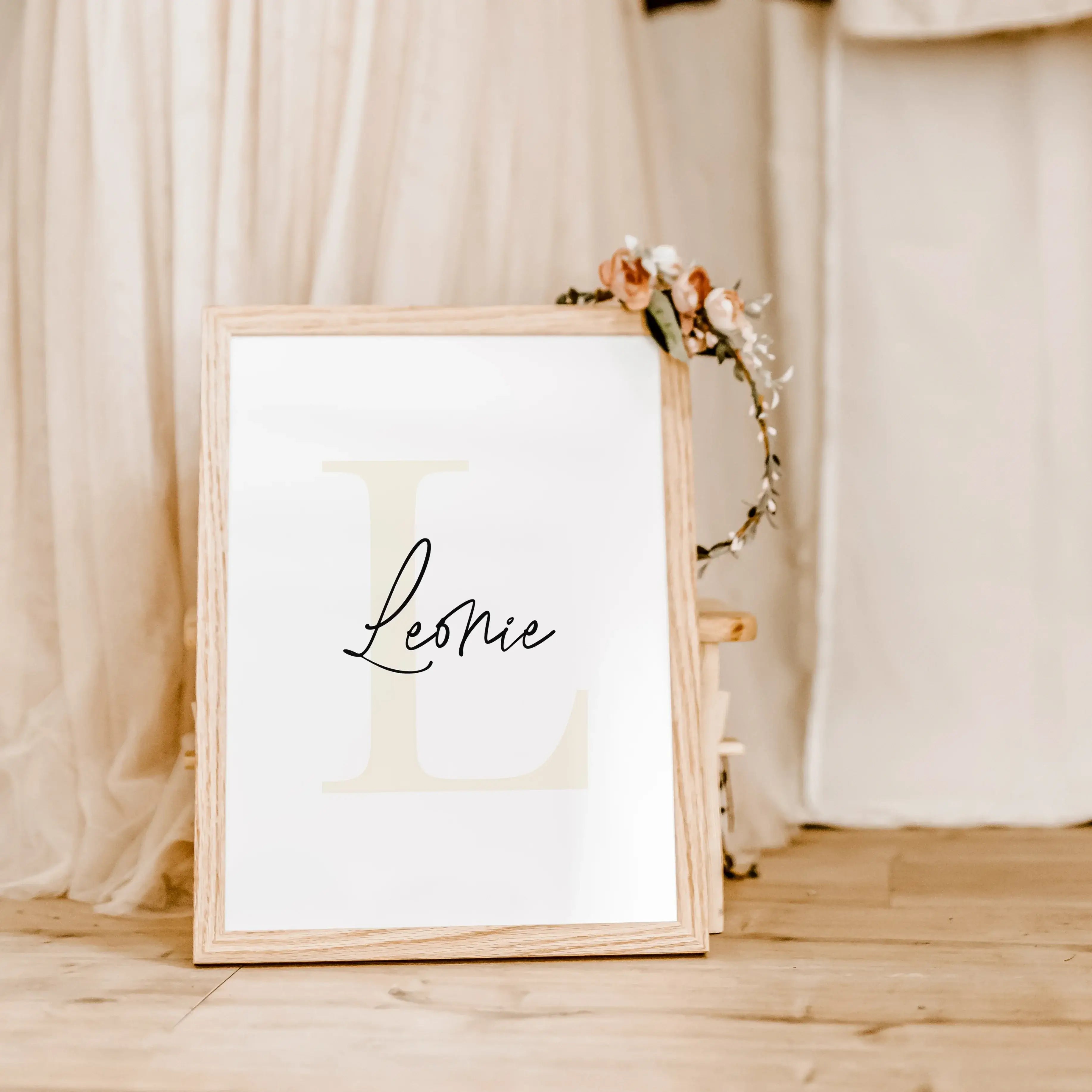 Buchstaben Poster mit Namen-famprints-Personalisiertes Poster-Unser Buchstaben Poster mit Namen ist das perfekte Geschenk für Kinder! Personalisiere das Poster mit dem Namen deines Kindes und wähle aus zwei schönen Farben für den Buchstaben. Das Poster is