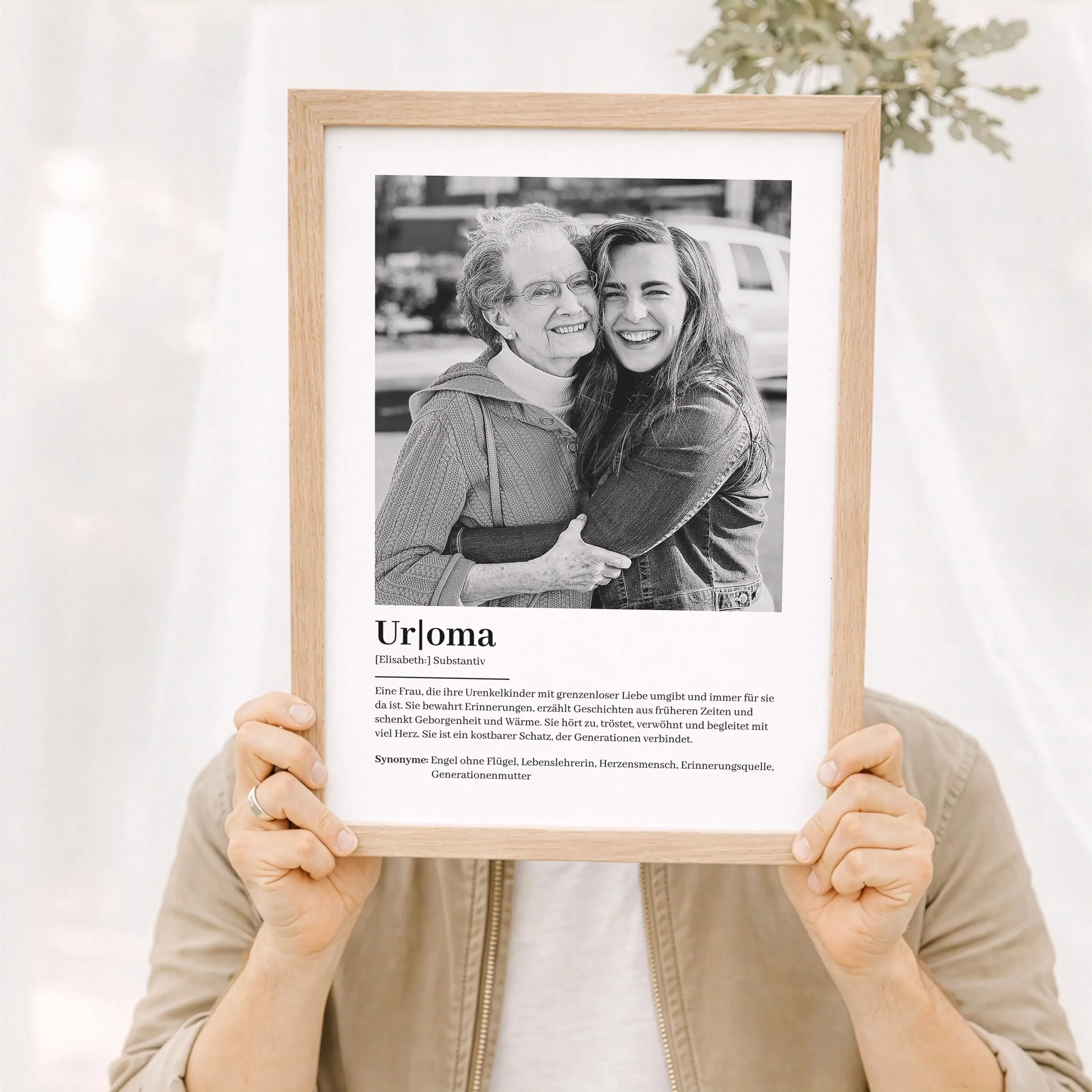 Uroma Definition Poster mit Foto-Personalisiertes Poster-famprints-Das Uroma Definition Poster mit Foto ist ein persönliches Geschenk für alle, die ihrer Uroma zeigen möchten, wie wichtig sie für die Familie ist. Das liebevoll gestaltete Design verbindet