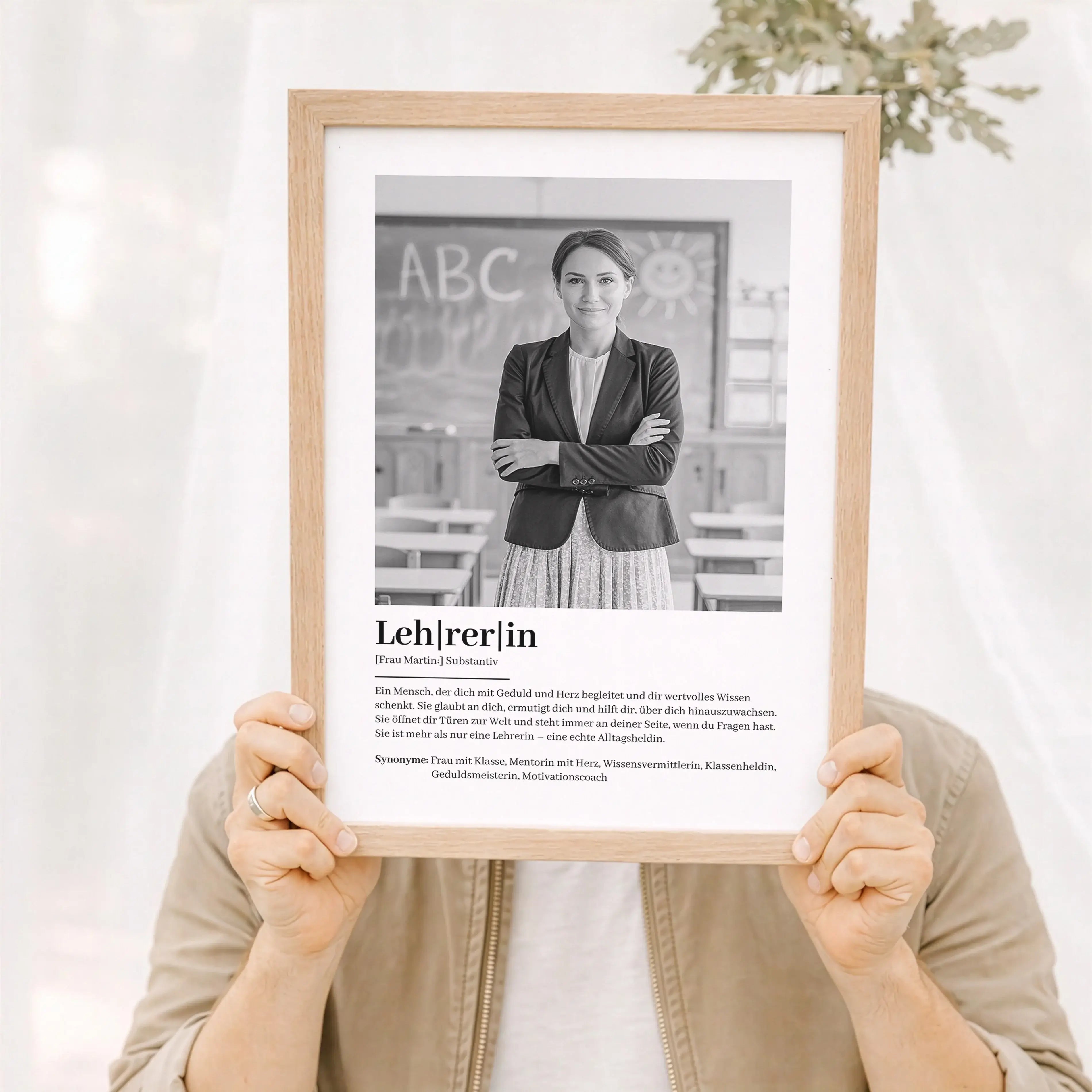 Lehrerin Definition Poster mit Foto-Personalisiertes Poster-famprints-Das Lehrerin Definition Poster mit Foto ist ein persönliches Geschenk für alle, die einer Lehrerin ehrlich Danke sagen möchten. Mit einer liebevoll formulierten Definition, einem eigene