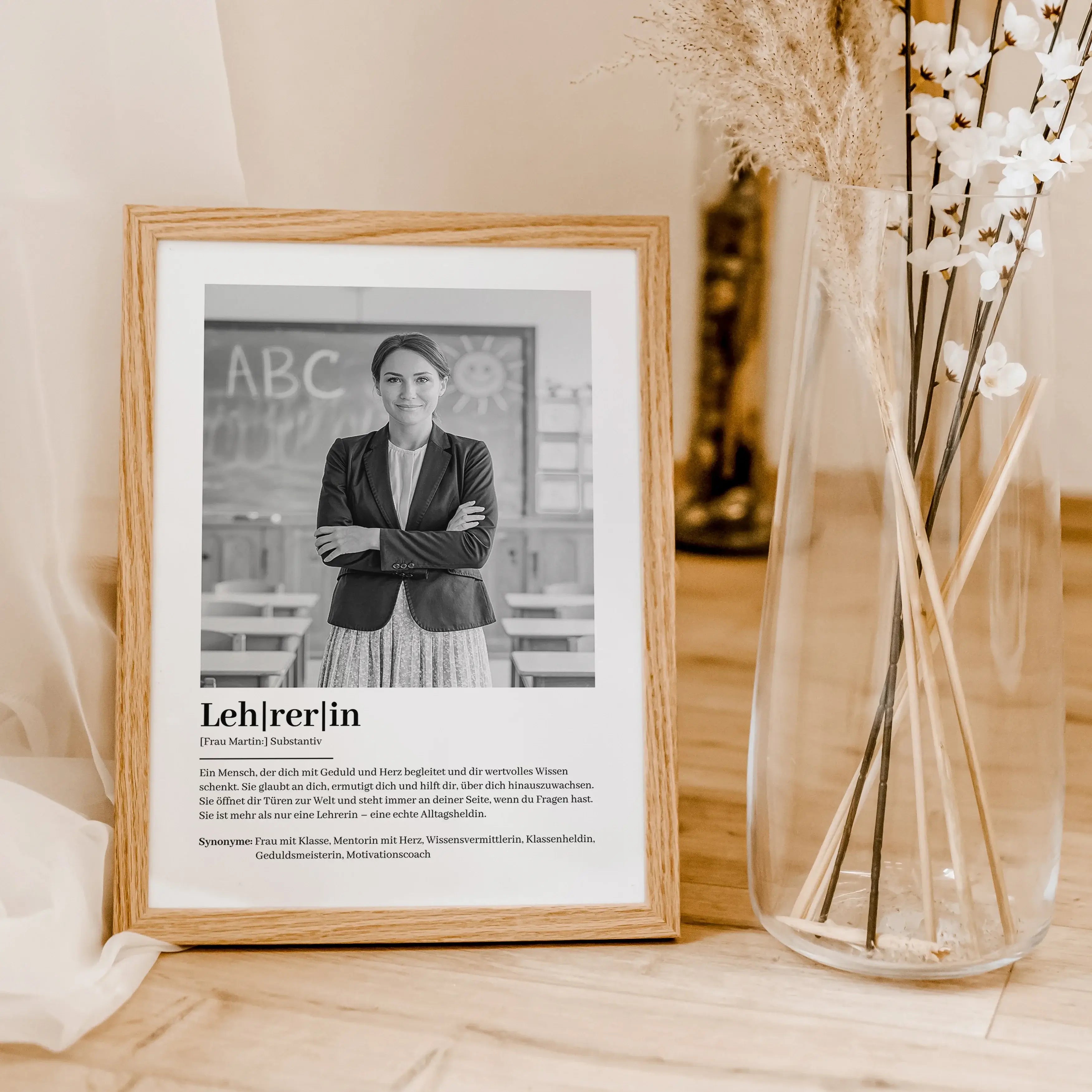 Lehrerin Definition Poster mit Foto-Personalisiertes Poster-famprints-Suchst du nach einem besonderen Geschenk für deine Lieblingslehrerin? Unser Lehrerin Definition Poster mit Foto ist die perfekte Wahl! Dieses liebevoll gestaltete Poster zeigt auf einzi