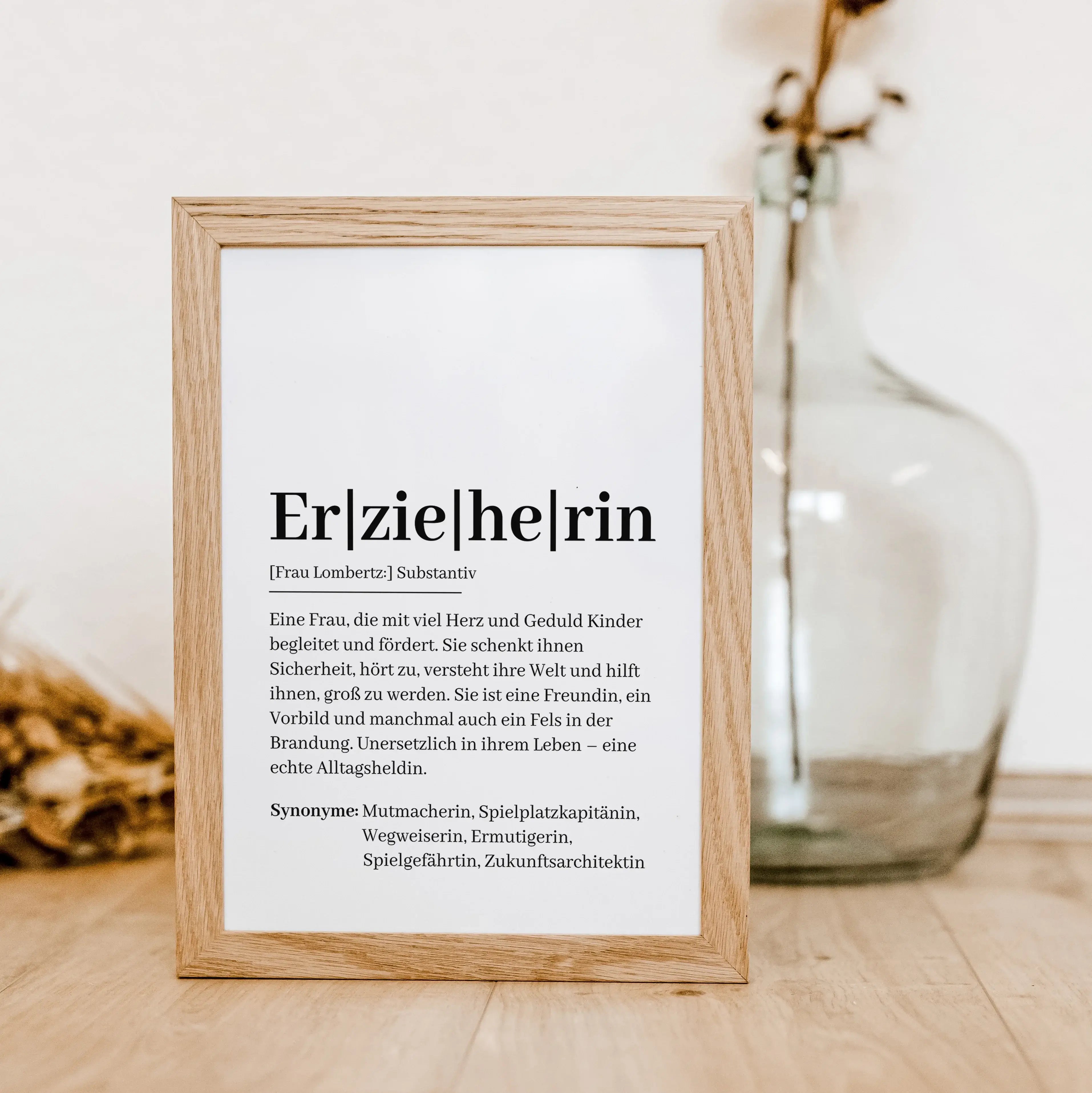 Erzieherin Definition Poster-Personalisiertes Poster-famprints-Suchst du ein besonderes Geschenk für deine Erzieherin? Unser Erzieherin Definition Poster ist genau das Richtige! Dieses liebevoll gestaltete Poster zeigt auf einzigartige Weise, wie wertvoll