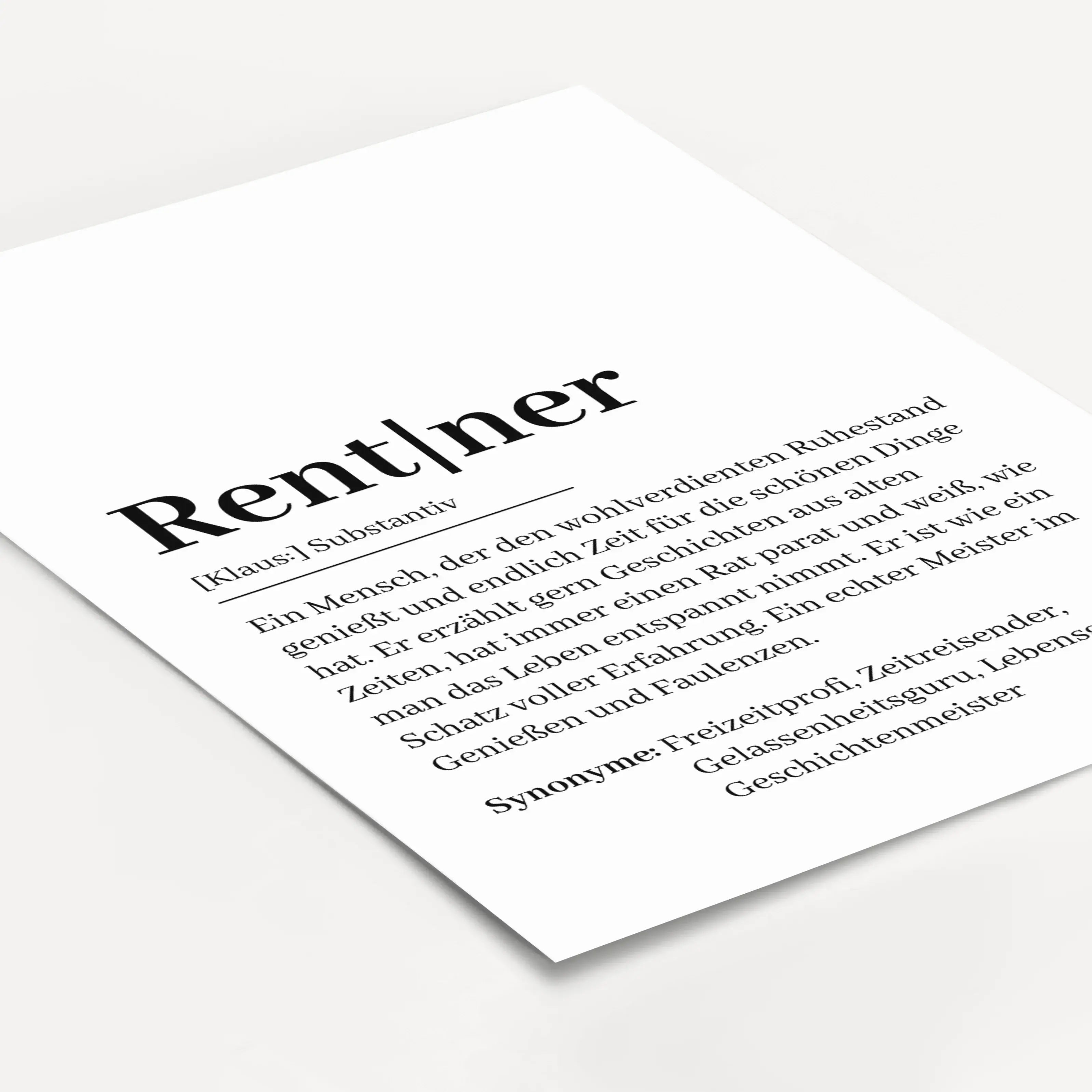 Rentner Definition Poster-Personalisiertes Poster-famprints-Das Rentner Definition Poster ist ein liebevoll gestaltetes Wandbild, das den neuen Lebensabschnitt mit einem Augenzwinkern beschreibt und gleichzeitig stilvoll in jedes Zuhause passt. Die modern