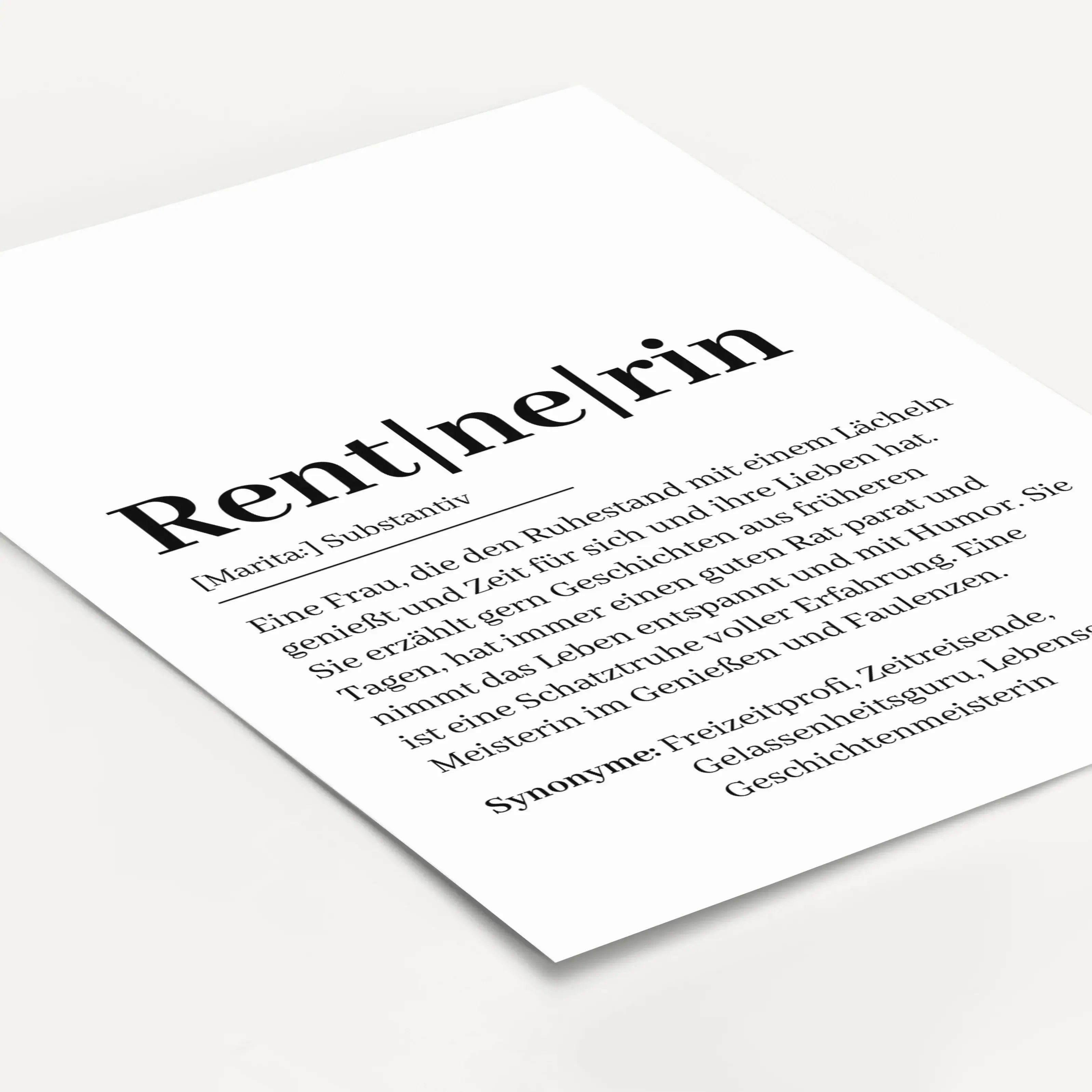 Rentnerin Definition Poster-Personalisiertes Poster-famprints-Das Rentnerin Definition Poster von famprints ist ein liebevolles Geschenk für Frauen, die ihren neuen Lebensabschnitt mit Gelassenheit, Humor und Zeit für sich genießen. Das Design greift die