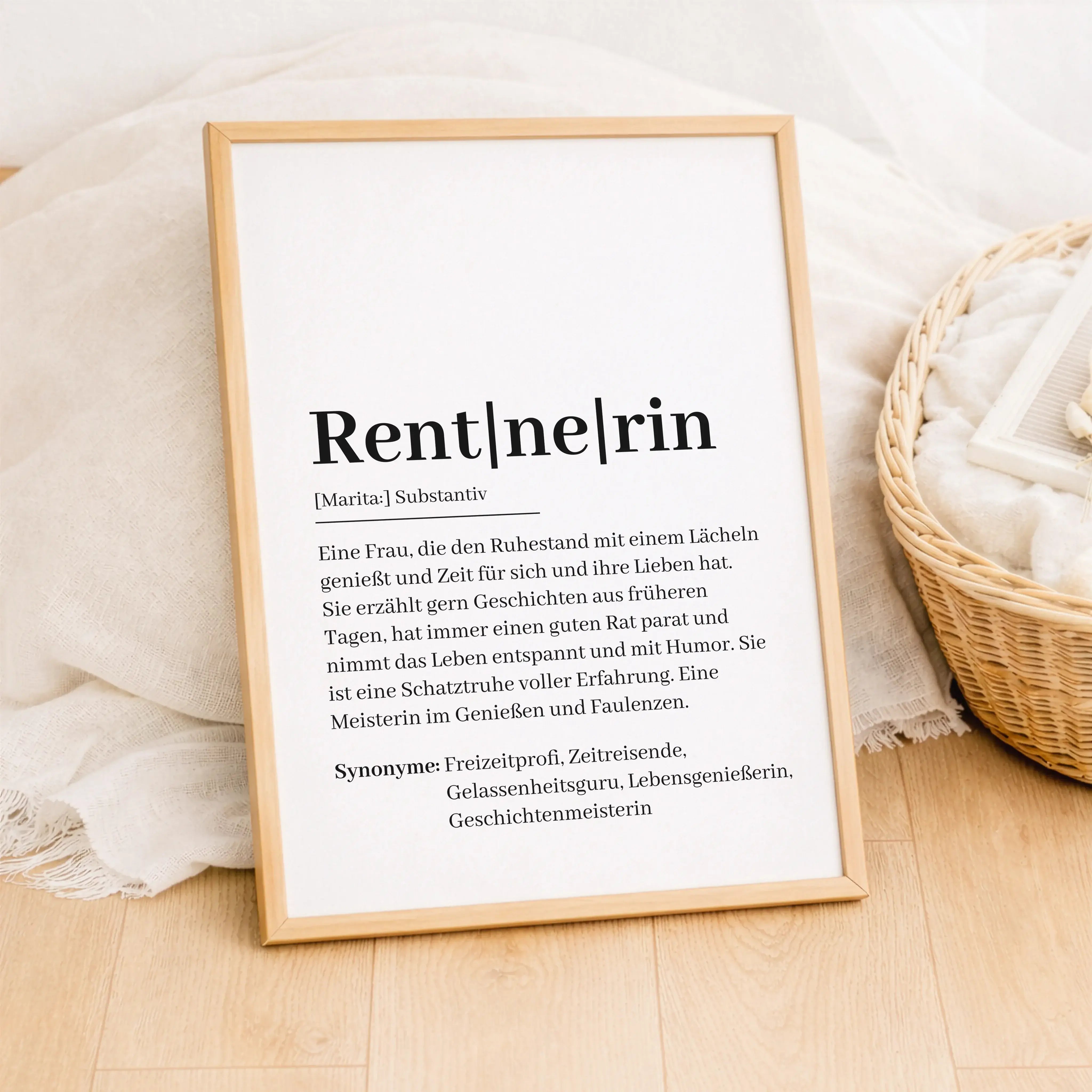 Rentnerin Definition Poster-Personalisiertes Poster-famprints-Das Rentnerin Definition Poster von famprints ist ein liebevolles Geschenk für Frauen, die ihren neuen Lebensabschnitt mit Gelassenheit, Humor und Zeit für sich genießen. Das Design greift die