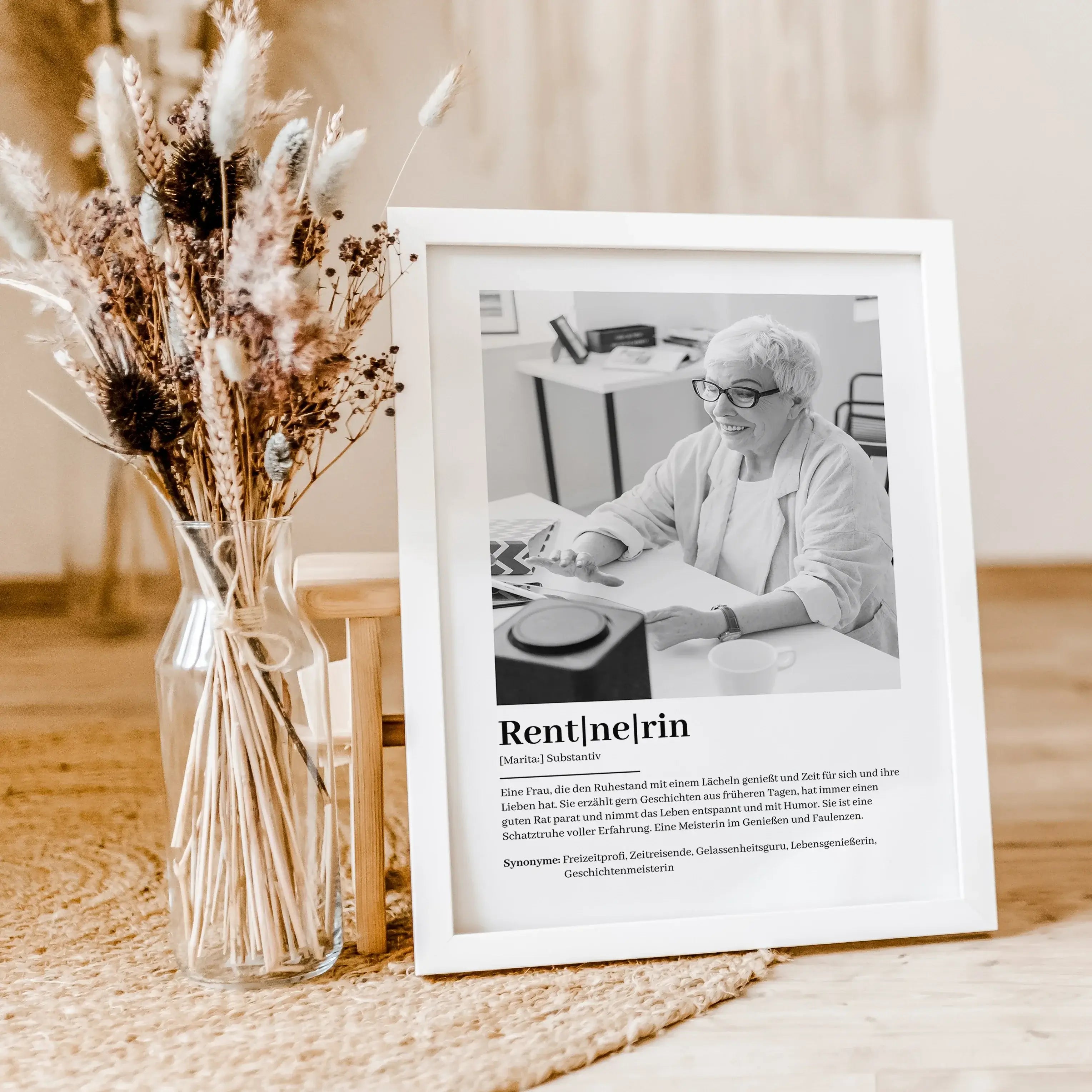 Rentnerin Definition Poster mit Foto-Personalisiertes Poster-famprints-Suchst du nach einem besonderen Geschenk zum Rentenbeginn? Unser Rentnerin Definition Poster mit Foto ist die perfekte Wahl! Dieses liebevoll gestaltete Poster zeigt auf humorvolle und