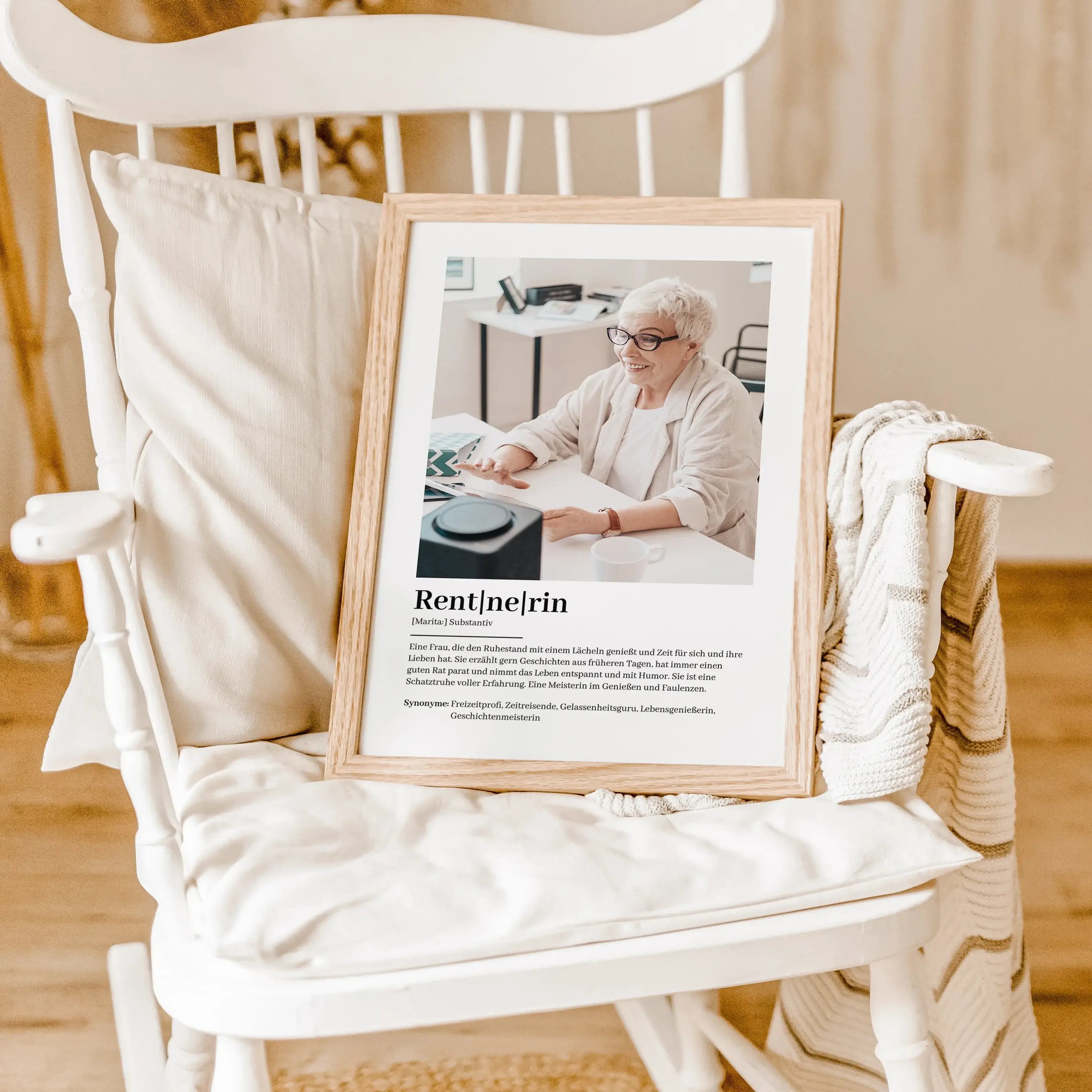 Rentnerin Definition Poster mit Foto-Personalisiertes Poster-famprints-Suchst du nach einem besonderen Geschenk zum Rentenbeginn? Unser Rentnerin Definition Poster mit Foto ist die perfekte Wahl! Dieses liebevoll gestaltete Poster zeigt auf humorvolle und