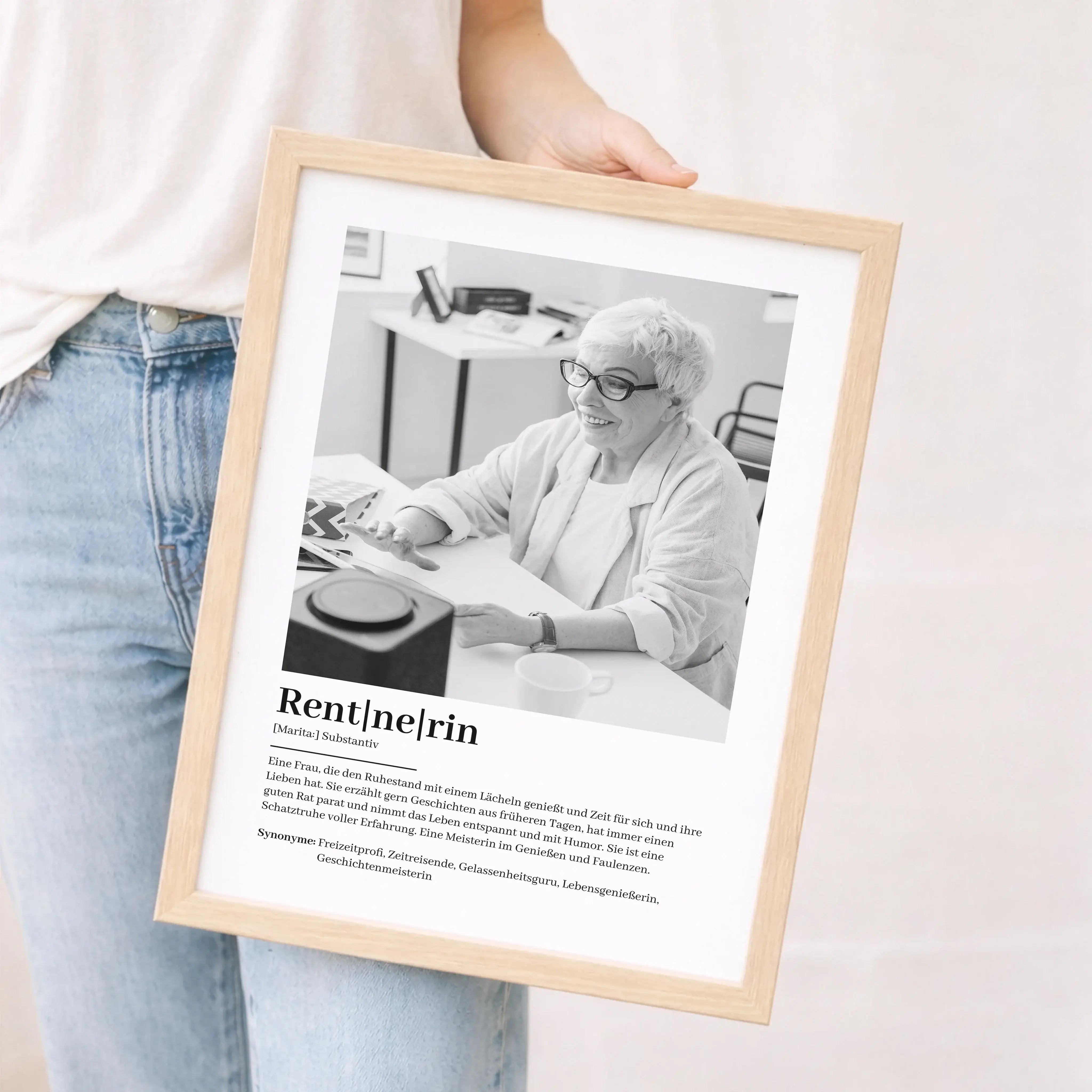 Rentnerin Definition Poster mit Foto-Personalisiertes Poster-famprints-Das Rentnerin Definition Poster mit Foto ist eine liebevolle Art, den neuen Lebensabschnitt zu feiern und eine ganz persönliche Geschichte sichtbar zu machen. Dieses personalisierte Po