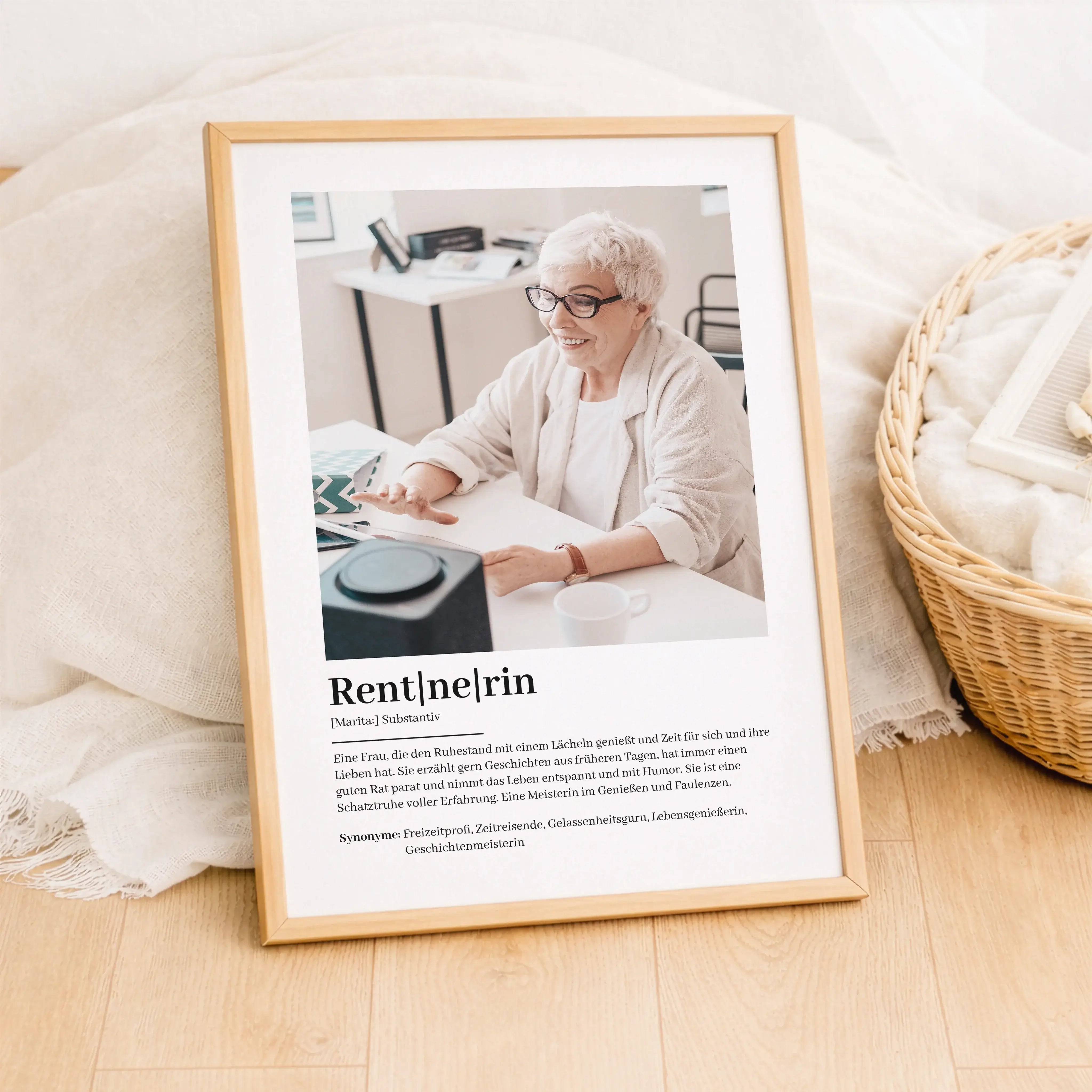 Rentnerin Definition Poster mit Foto-Personalisiertes Poster-famprints-Das Rentnerin Definition Poster mit Foto ist eine liebevolle Art, den neuen Lebensabschnitt zu feiern und eine ganz persönliche Geschichte sichtbar zu machen. Dieses personalisierte Po