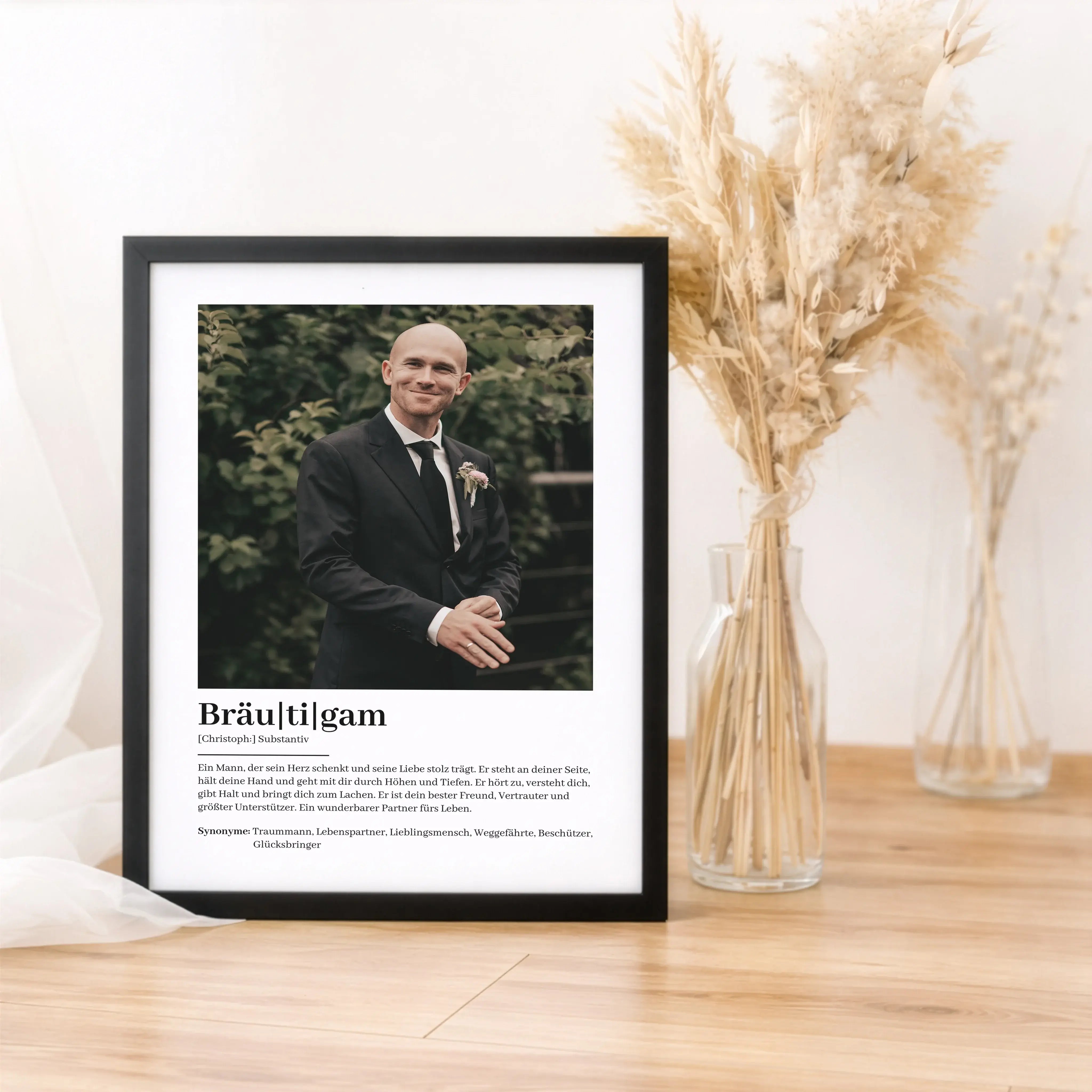 Bräutigam Definition Poster mit Foto-Personalisiertes Poster-famprints-Das Bräutigam Definition Poster mit Foto ist ein persönliches Geschenk, das Emotionen sichtbar macht und Erinnerungen festhält. Du gestaltest ein individuelles Poster mit deinem eigene
