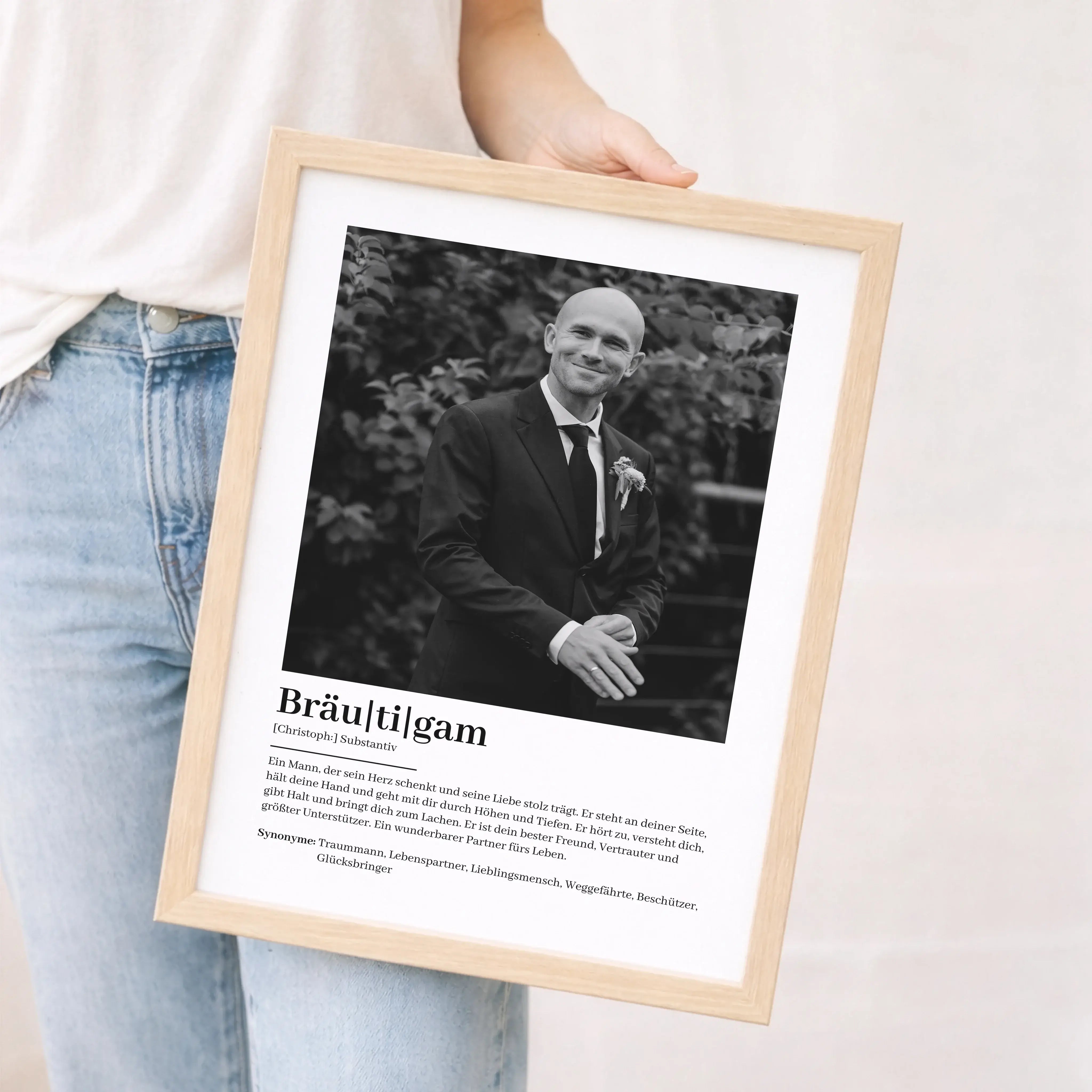 Bräutigam Definition Poster mit Foto-Personalisiertes Poster-famprints-Das Bräutigam Definition Poster mit Foto ist ein persönliches Geschenk, das Emotionen sichtbar macht und Erinnerungen festhält. Du gestaltest ein individuelles Poster mit deinem eigene