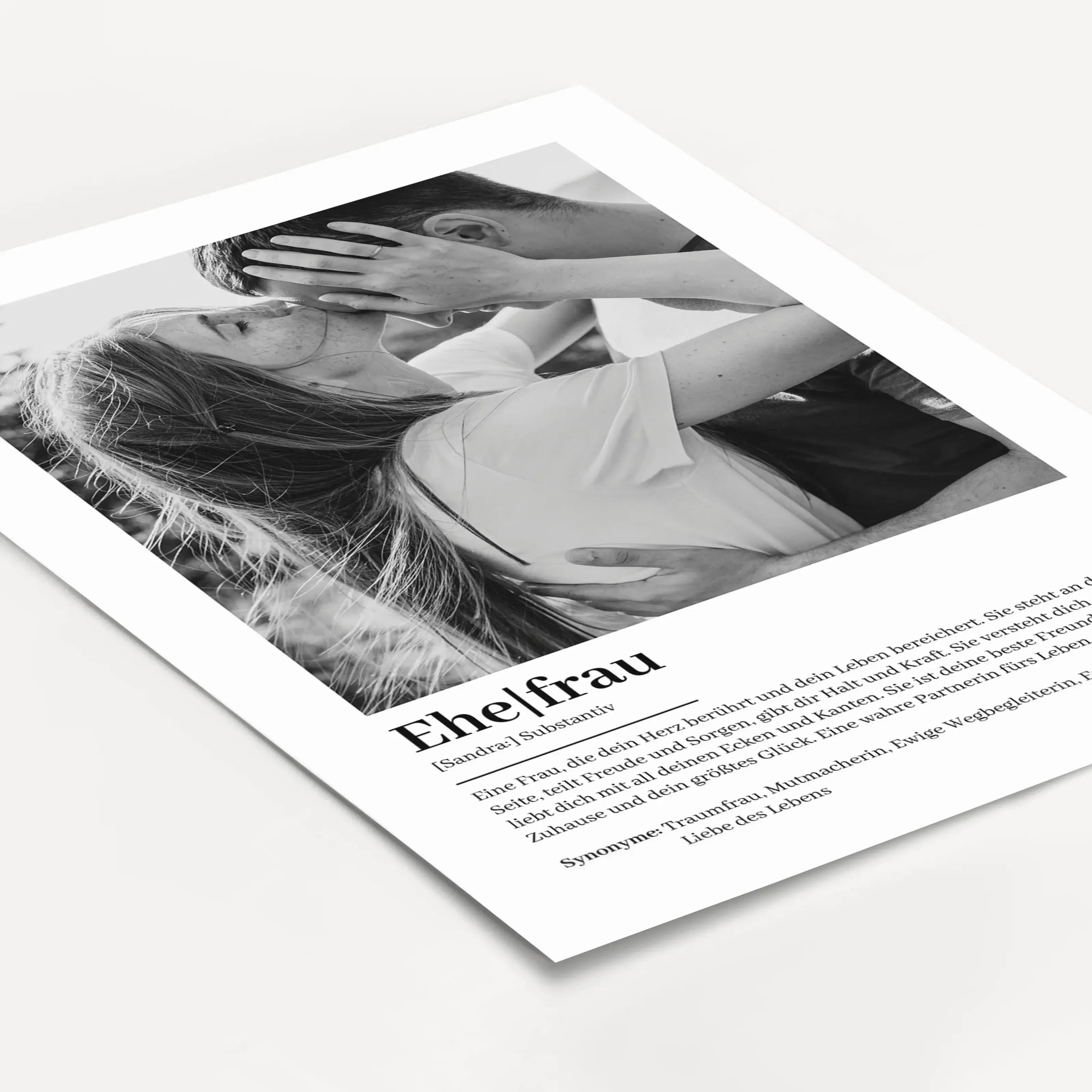 Ehefrau Definition Poster mit Foto-Personalisiertes Poster-famprints-Das Ehefrau Definition Poster mit Foto zeigt auf liebevolle und persönliche Weise, wie einzigartig deine Ehefrau ist. Dieses individuell gestaltbare Poster kannst du mit dem Namen und ei