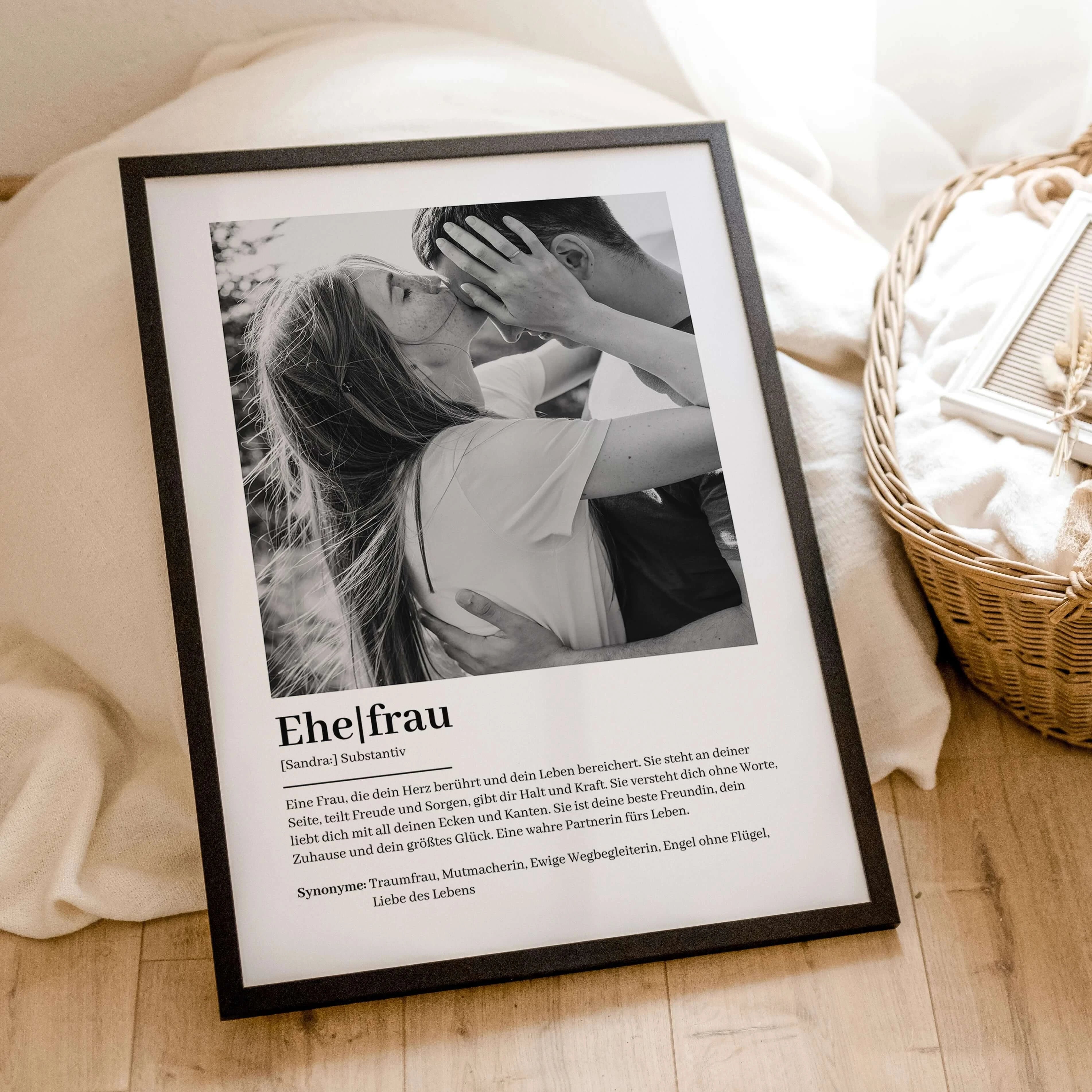 Ehefrau Definition Poster mit Foto-Personalisiertes Poster-famprints-Das Ehefrau Definition Poster mit Foto zeigt auf liebevolle und persönliche Weise, wie einzigartig deine Ehefrau ist. Dieses individuell gestaltbare Poster kannst du mit dem Namen und ei
