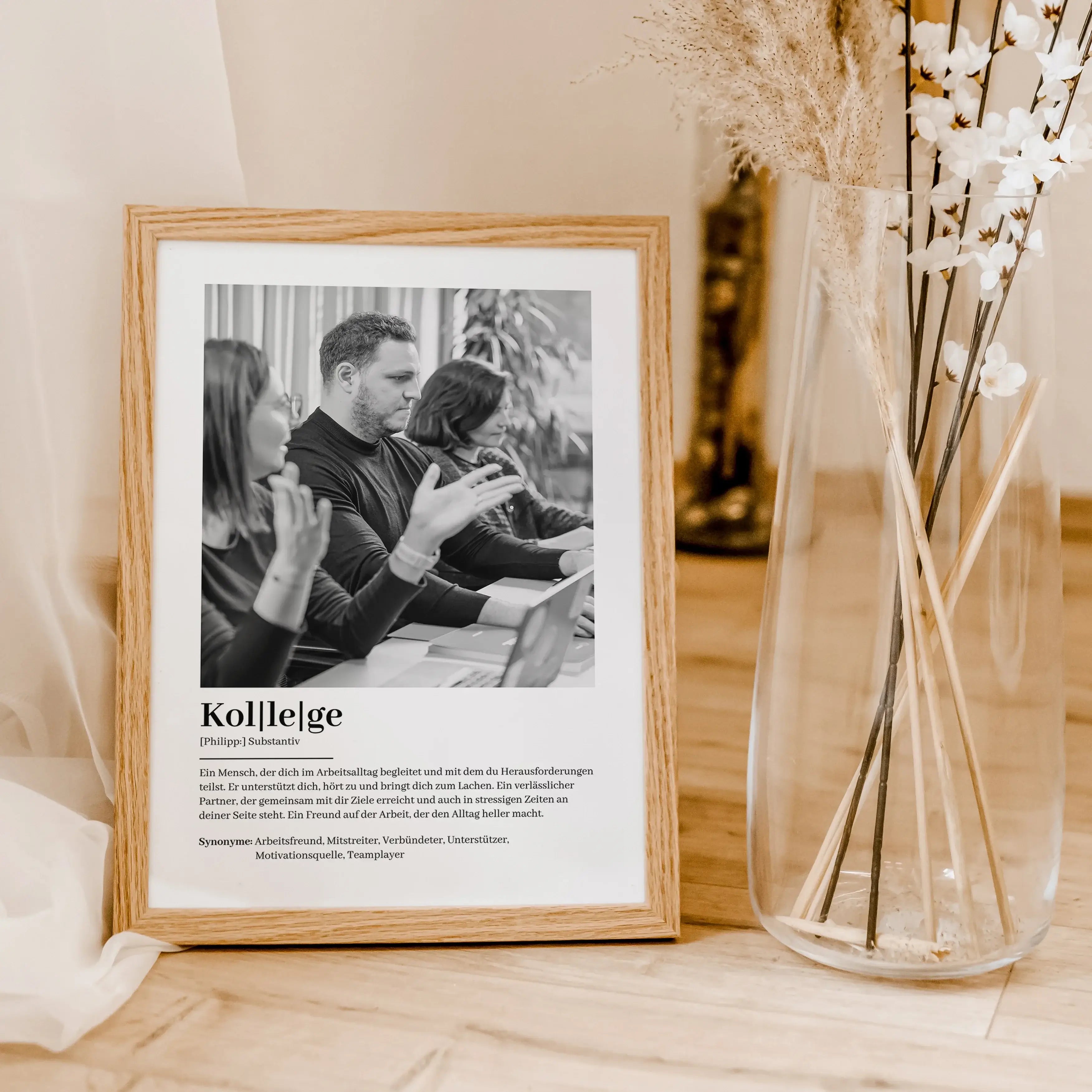 Kollege Definition Poster mit Foto-Personalisiertes Poster-famprints-Das Kollege Definition Poster mit Foto ist das perfekte personalisierte Geschenk für deinen Kollegen. Auf liebevolle und humorvolle Weise beschreibt das Poster, wie dein Kollege wirklich