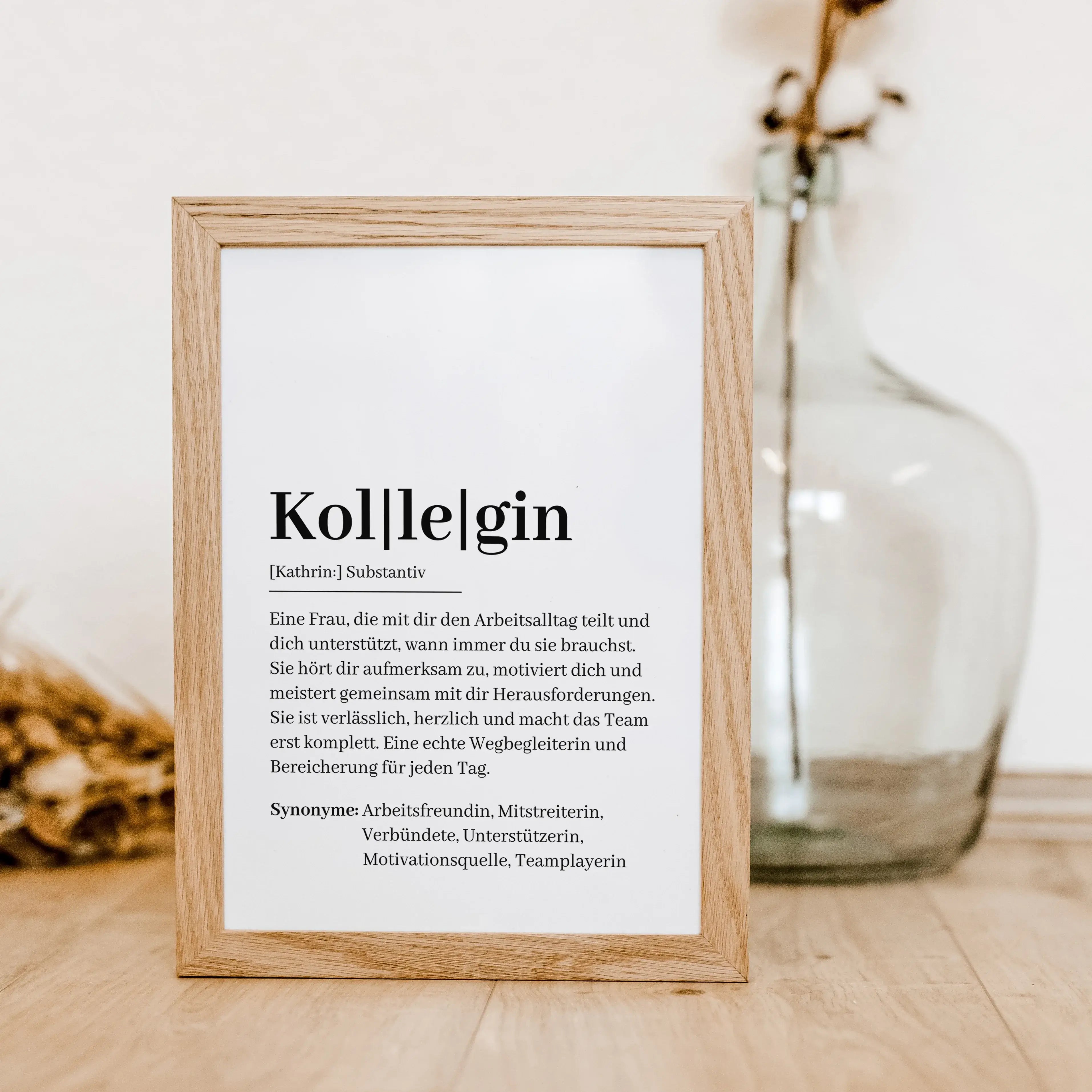 Kollegin Definition Poster-Personalisiertes Poster-famprints-Suchst du ein besonderes Geschenk für deine Kollegin? Unser Kollegin Definition Poster ist genau das Richtige! Dieses liebevoll gestaltete Poster zeigt auf charmante Weise, was eine Kollegin aus