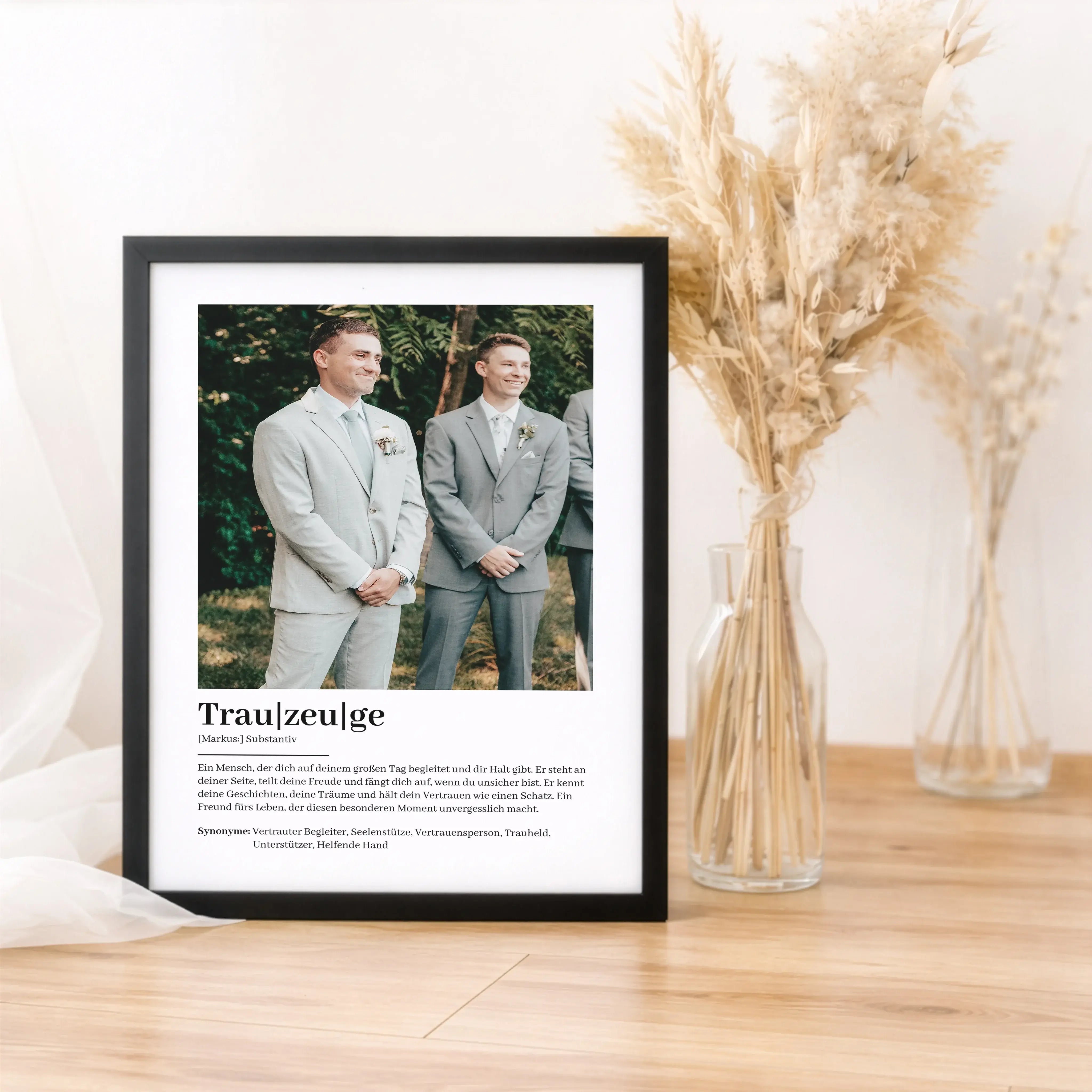 Trauzeuge Definition Poster mit Foto-Personalisiertes Poster-famprints-Das Trauzeuge Definition Poster mit Foto ist ein persönliches Geschenk, das deinem Trauzeugen zeigt, wie wichtig seine Rolle an eurer Hochzeit ist. Du hältst damit nicht nur einen beso