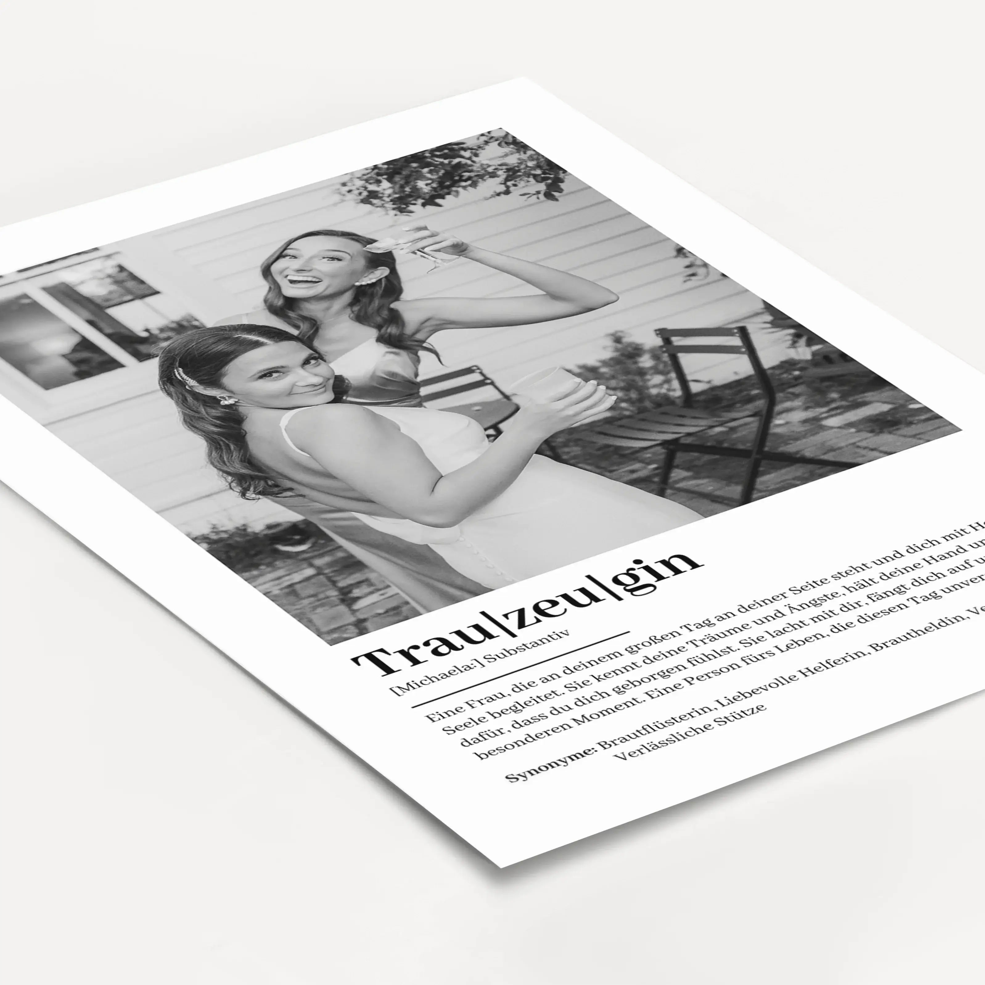 Trauzeugin Definition Poster mit Foto-Personalisiertes Poster-famprints-Das Trauzeugin Definition Poster mit Foto ist ein persönliches Geschenk, das deiner Trauzeugin zeigt, wie wichtig sie an deiner Seite ist. Die stilvolle Definition beschreibt ihre Rol