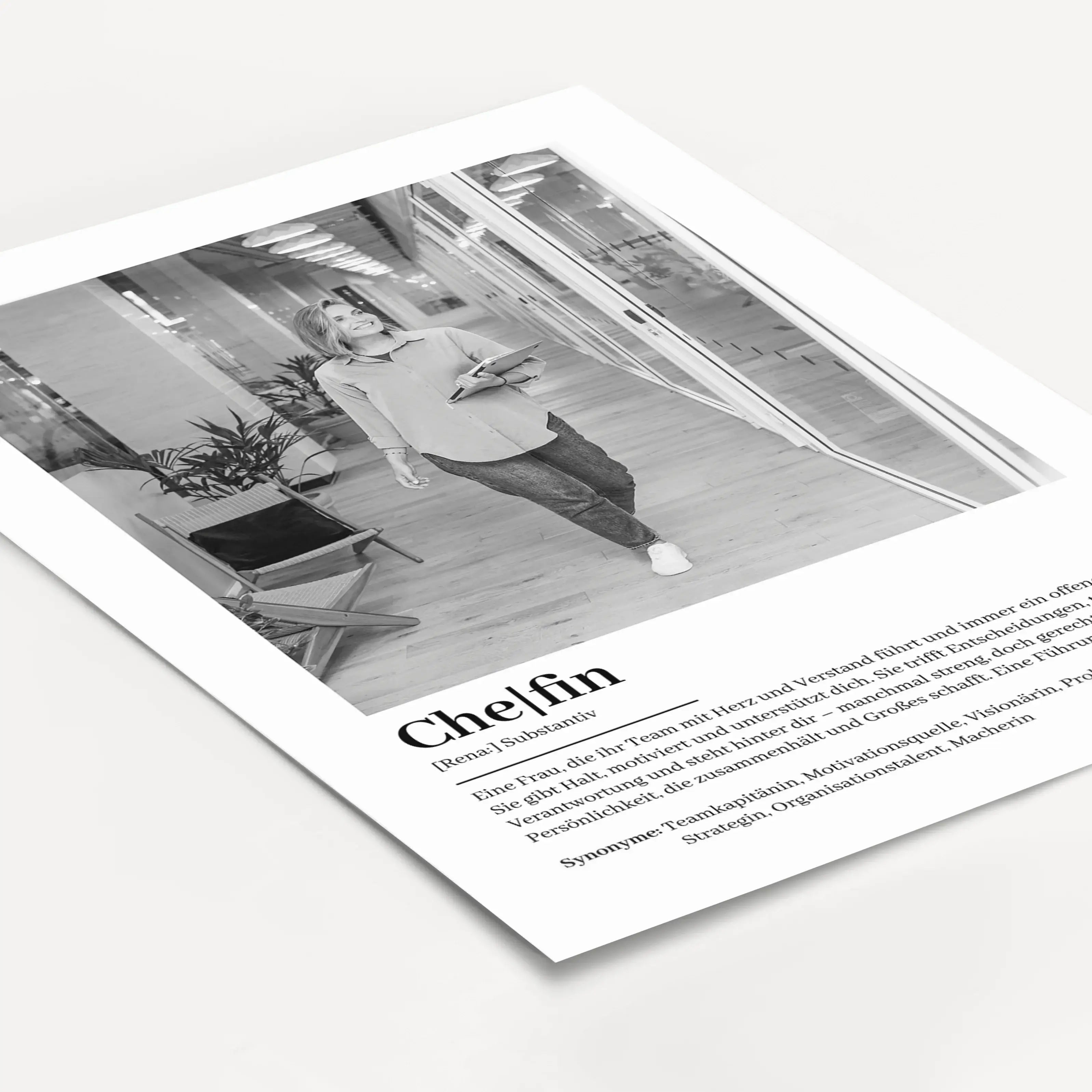 Chefin Definition Poster mit Foto-Personalisiertes Poster-famprints-Suchst du nach einem besonderen Geschenk für deine Chefin? Unser Chefin Definition Poster mit Foto ist die perfekte Wahl! Dieses liebevoll gestaltete Poster zeigt auf einzigartige Weise,