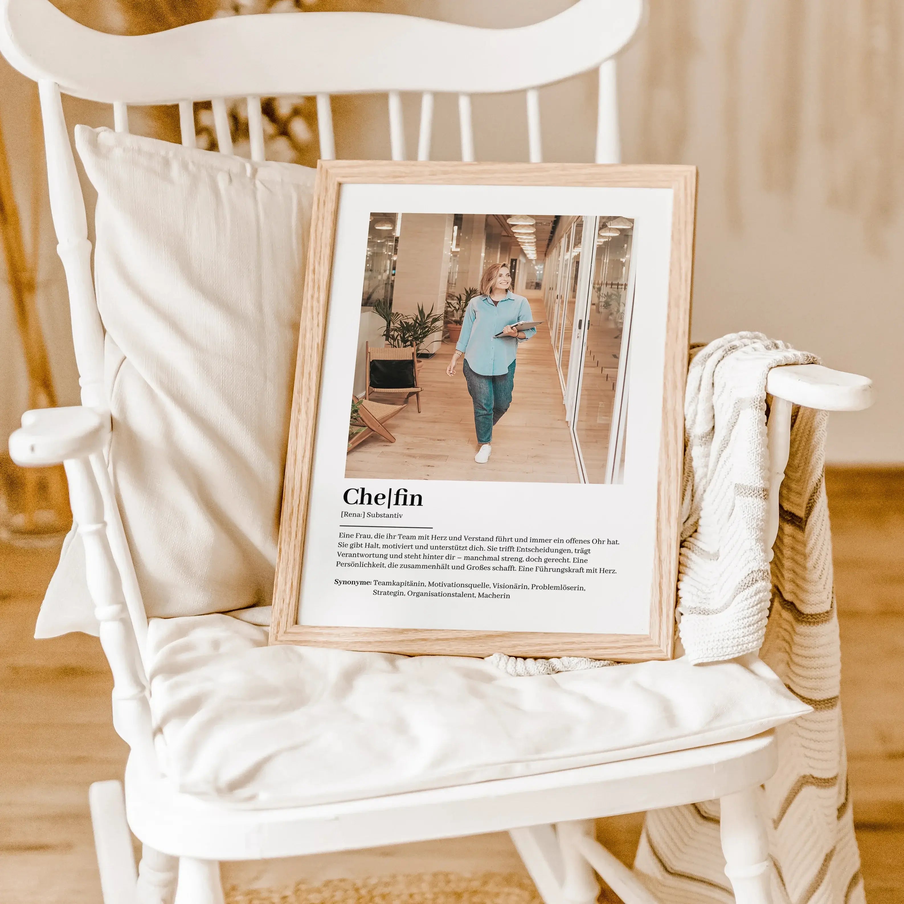 Chefin Definition Poster mit Foto-Personalisiertes Poster-famprints-Suchst du nach einem besonderen Geschenk für deine Chefin? Unser Chefin Definition Poster mit Foto ist die perfekte Wahl! Dieses liebevoll gestaltete Poster zeigt auf einzigartige Weise,