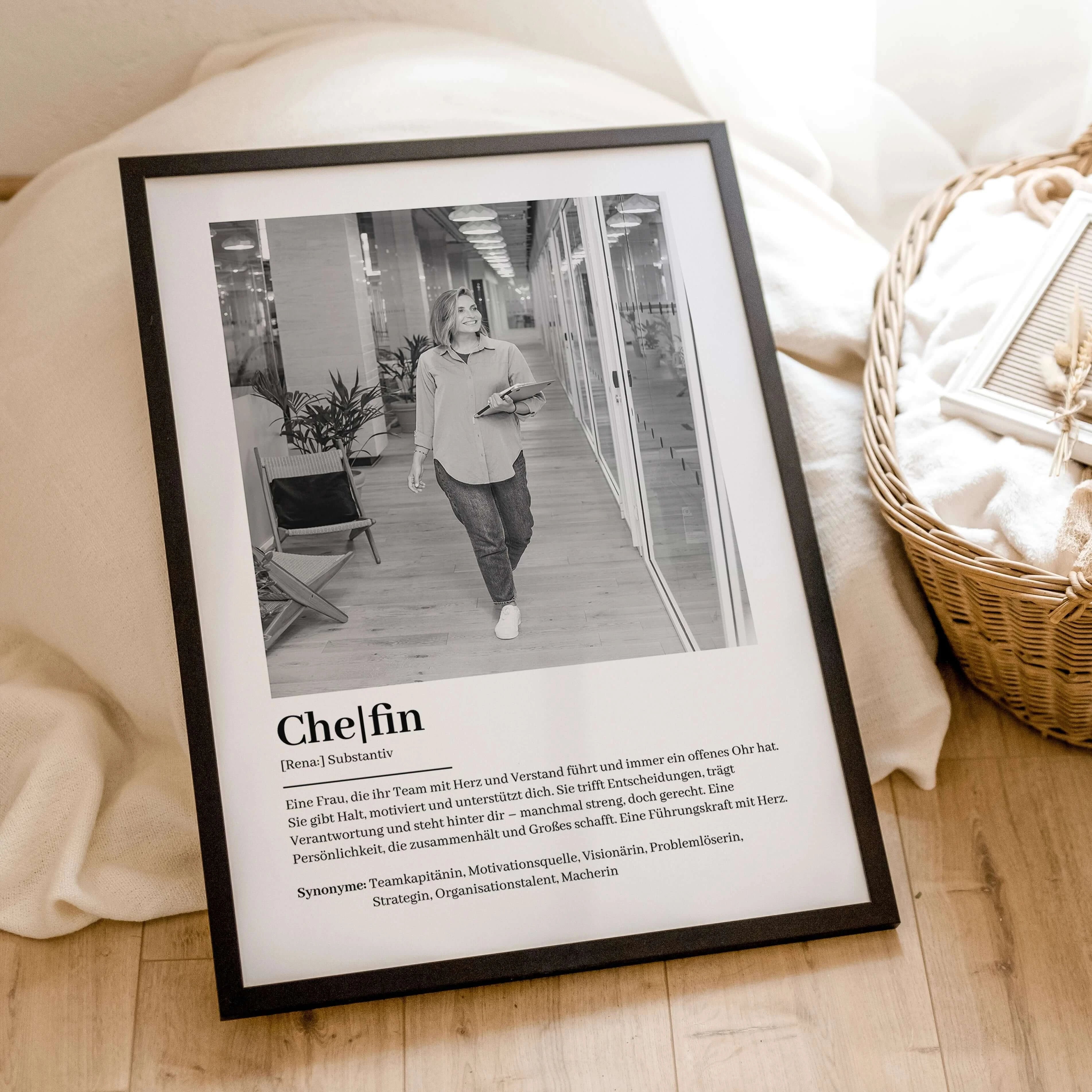 Chefin Definition Poster mit Foto-Personalisiertes Poster-famprints-Suchst du nach einem besonderen Geschenk für deine Chefin? Unser Chefin Definition Poster mit Foto ist die perfekte Wahl! Dieses liebevoll gestaltete Poster zeigt auf einzigartige Weise,