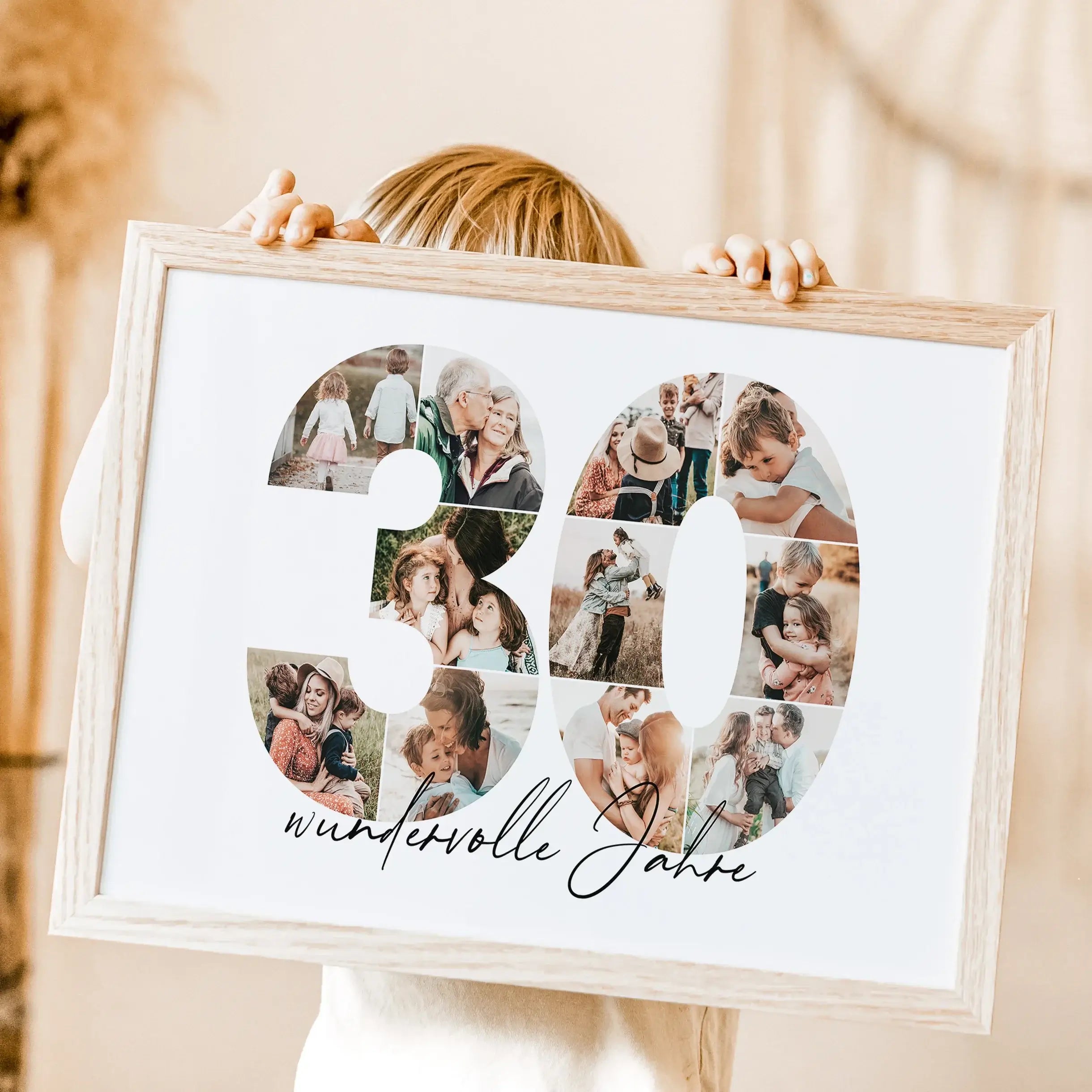 Foto Poster 30 Jahre - Personalisiertes Poster - famprints - Feiere besondere Momente mit unserem einzigartigen Foto Poster 30 – das perfekte personalisierte Geschenk zum Geburtstag, Hochzeitstag oder Jubiläum! Die große Zahl „30“ wird durch deine persönl