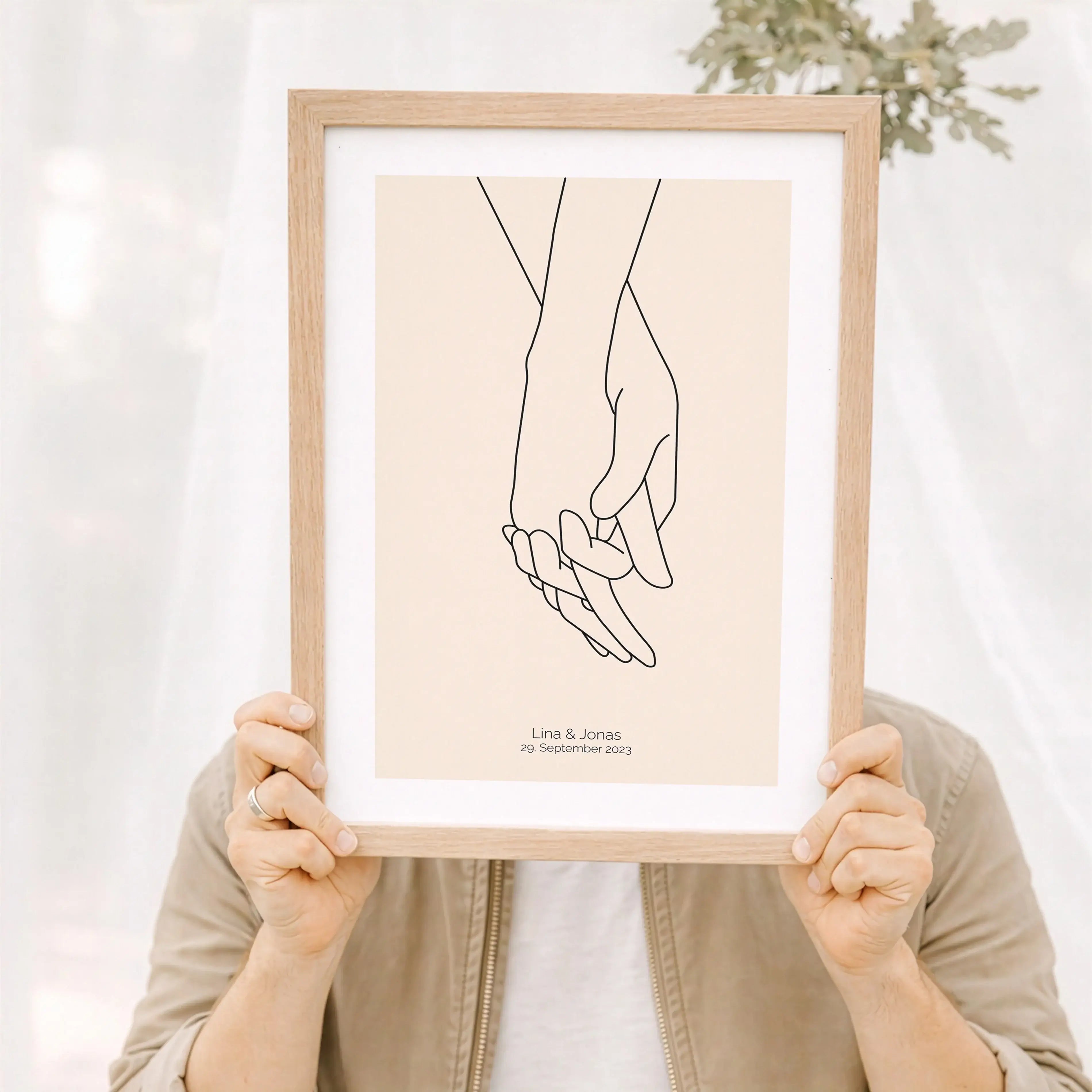 Poster 'Hände Line Art'-Personalisiertes Poster-famprints-Das Poster 'Hände Line Art' von famprints ist eine ruhige, moderne Wanddekoration, die Verbundenheit auf reduzierte Weise zeigt. Die feine Linienzeichnung zweier ineinandergreifender Hände wirkt ze