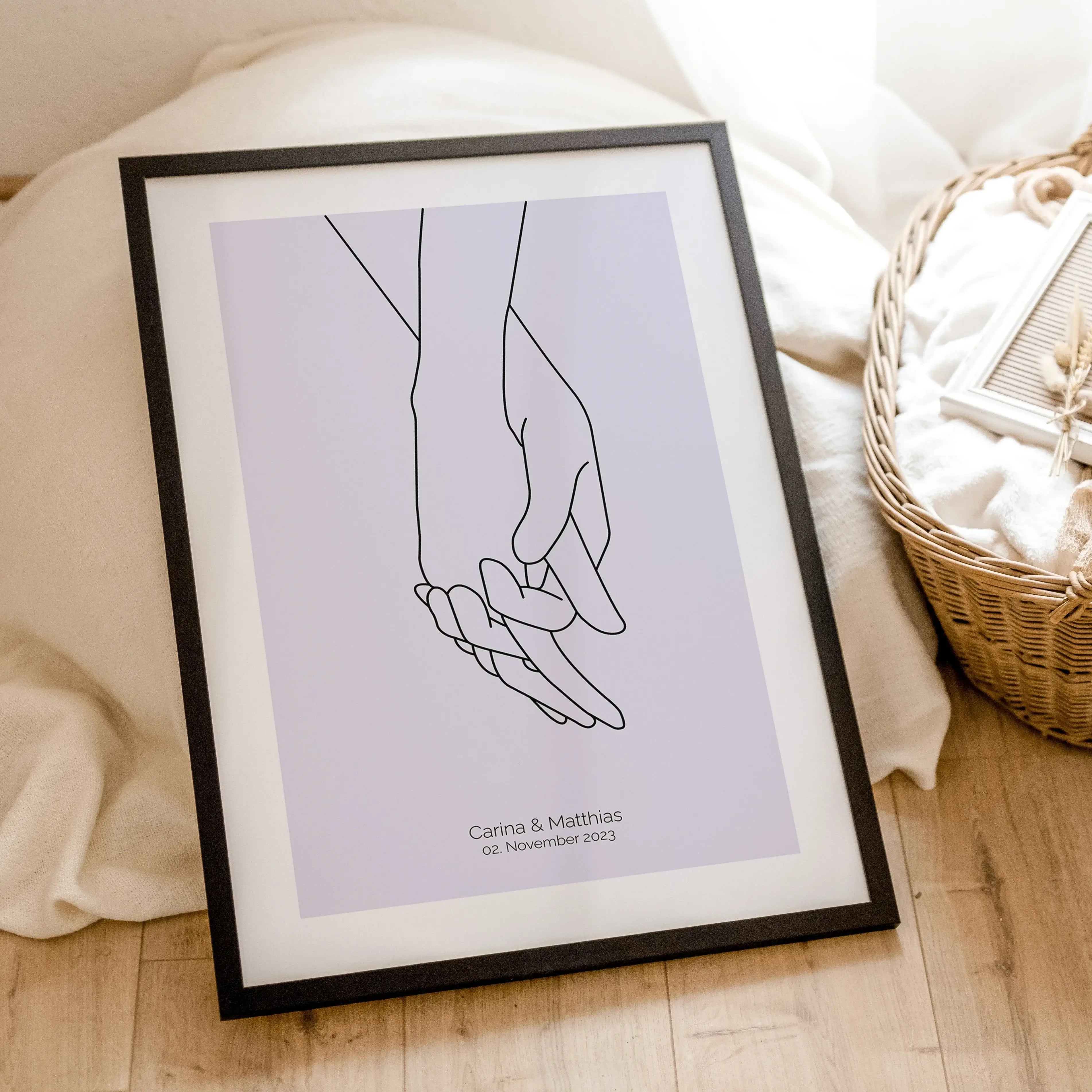 Poster 'Hände Line Art'-famprints-Personalisiertes Poster-Auf dem Poster 'Hände Line Art' in grau befindet sich die schwarze Kontur von zwei ineinandergreifenden Händen. Darunter kann das Poster mit deinem Wunschtext personalisiert werden. In unserem Beis