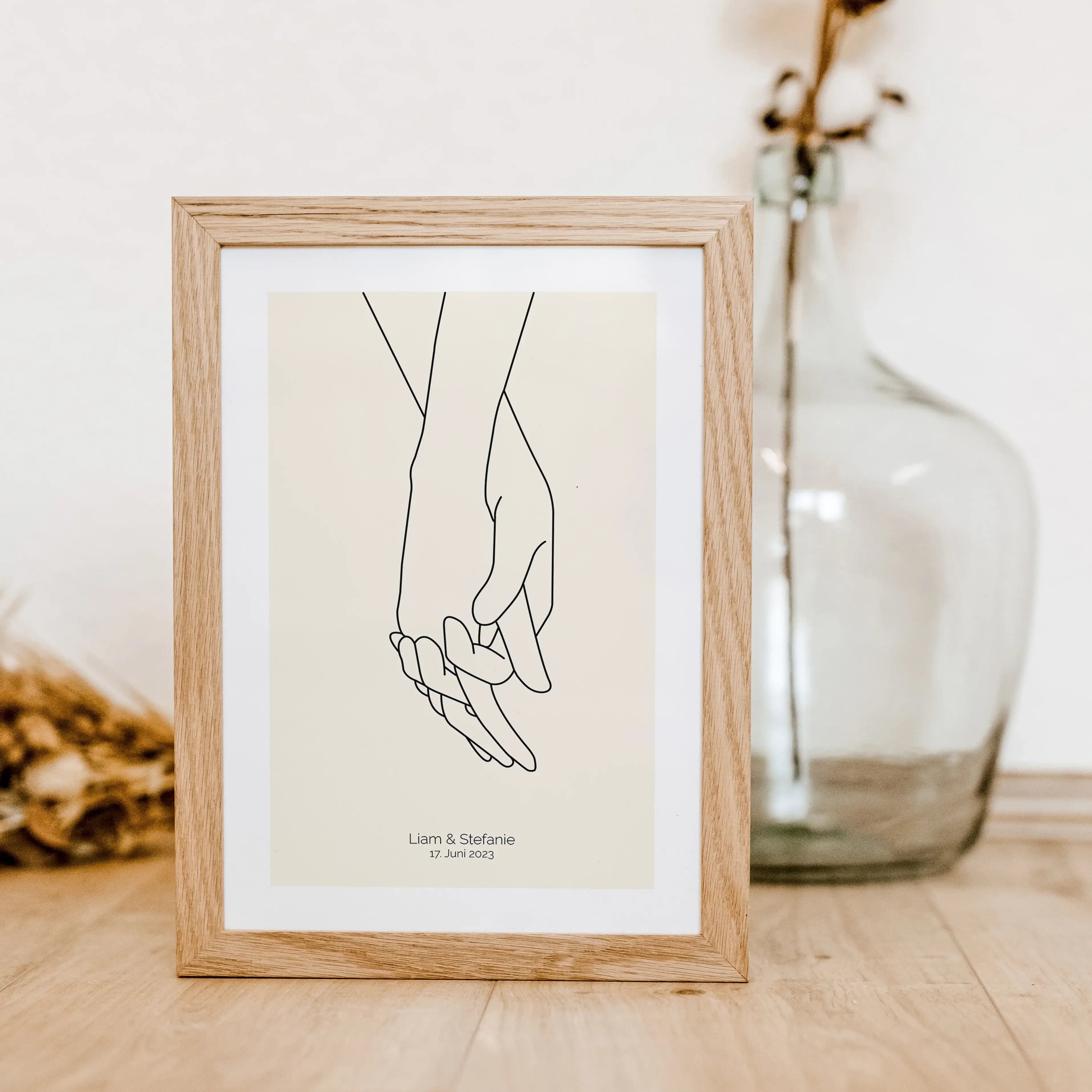 Poster 'Hände Line Art'-famprints-Personalisiertes Poster-Auf dem Poster 'Hände Line Art' in grau befindet sich die schwarze Kontur von zwei ineinandergreifenden Händen. Darunter kann das Poster mit deinem Wunschtext personalisiert werden. In unserem Beis