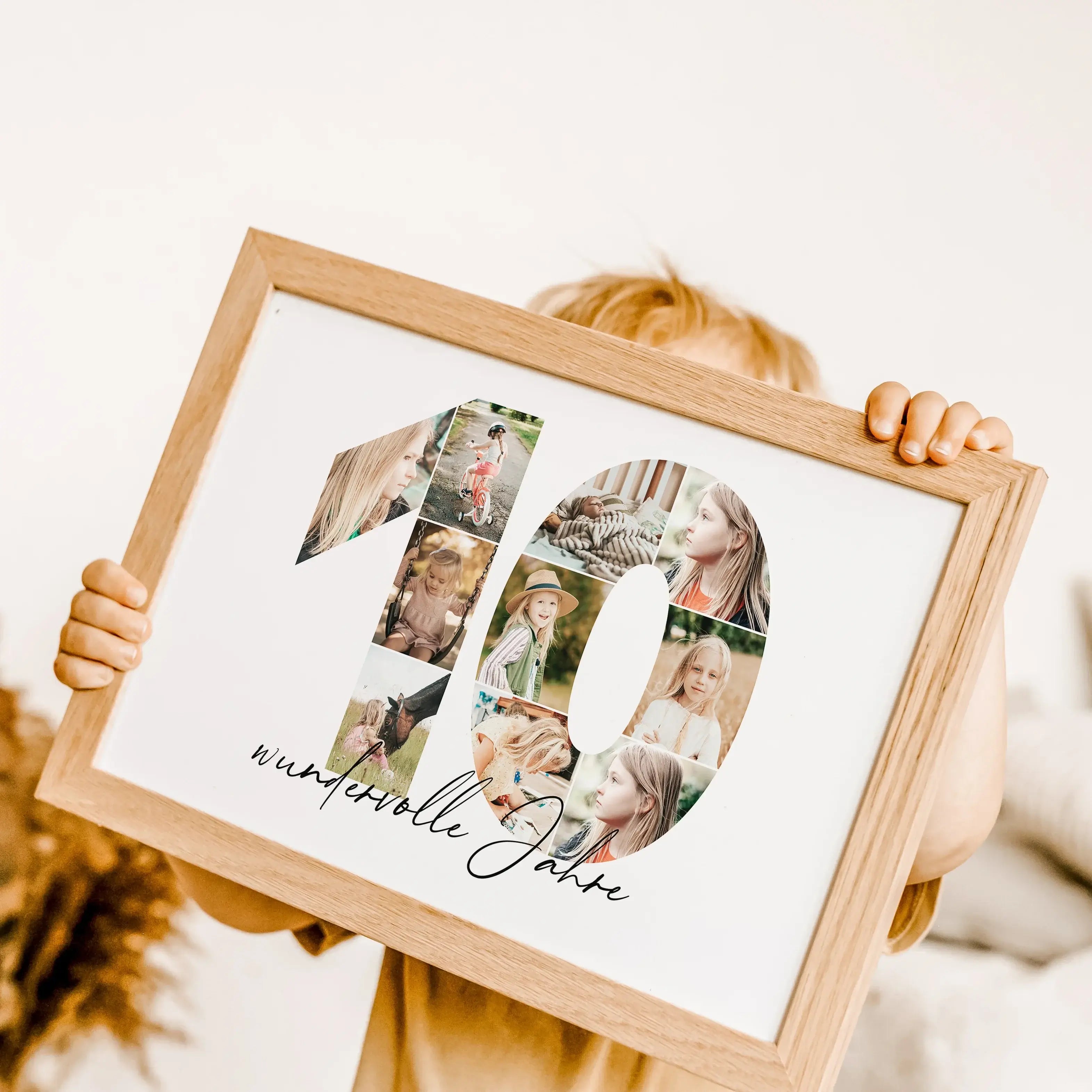 Foto Poster 10 Jahre - Personalisiertes Poster - famprints - Entdecke unser einzigartiges Foto Poster 10, das deine schönsten Erinnerungen auf besondere Weise in Szene setzt. Die große „10“ auf dem Poster kann mit deinen persönlichen Fotos hinterlegt werd