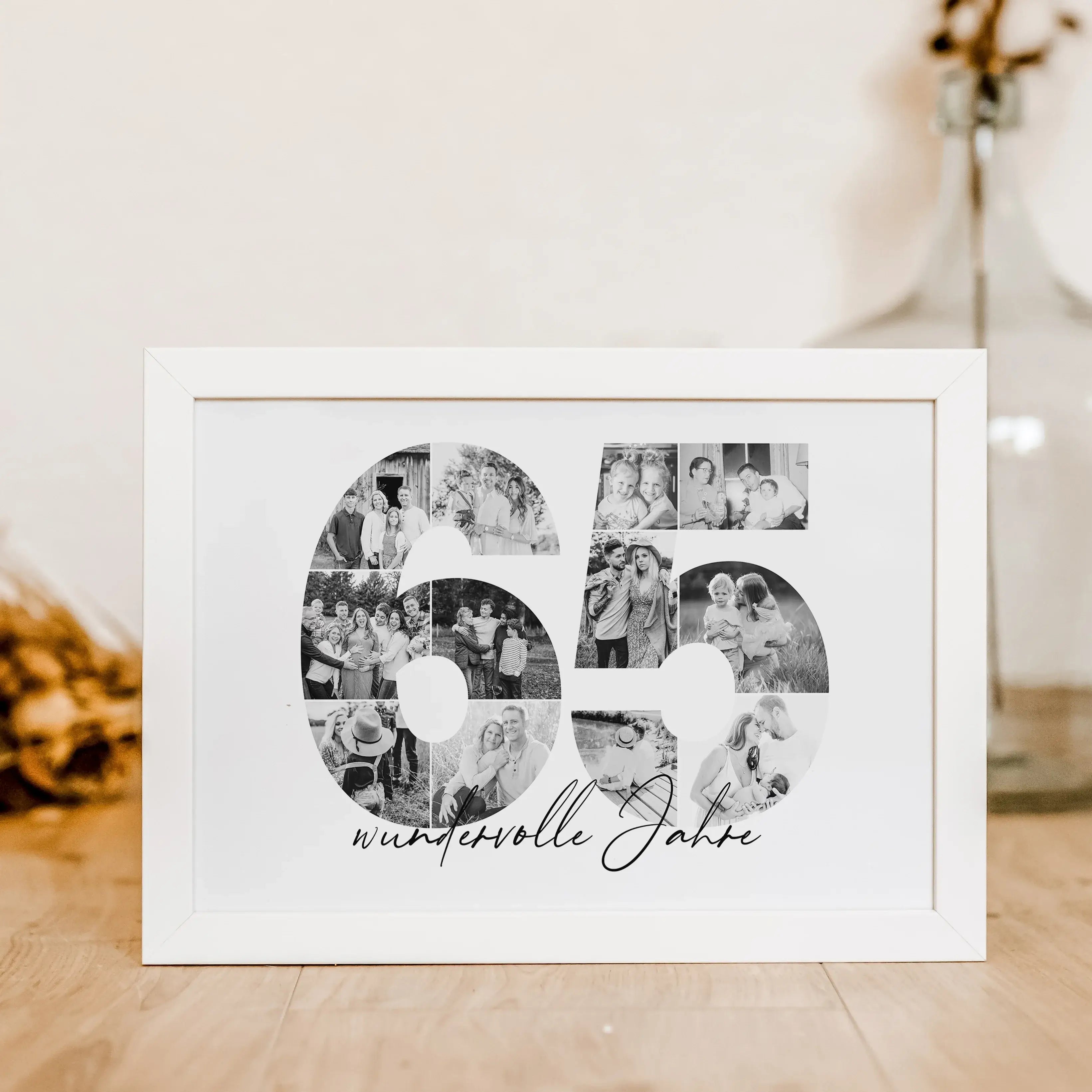 Foto Poster 65 Jahre - Personalisiertes Poster - famprints - Feiere besondere Momente mit unserem einzigartigen Foto Poster 65! Dieses personalisierte Poster zeigt die Zahl 65, hinterlegt mit deinen liebsten Fotos, die eine wunderschöne Fotocollage ergebe