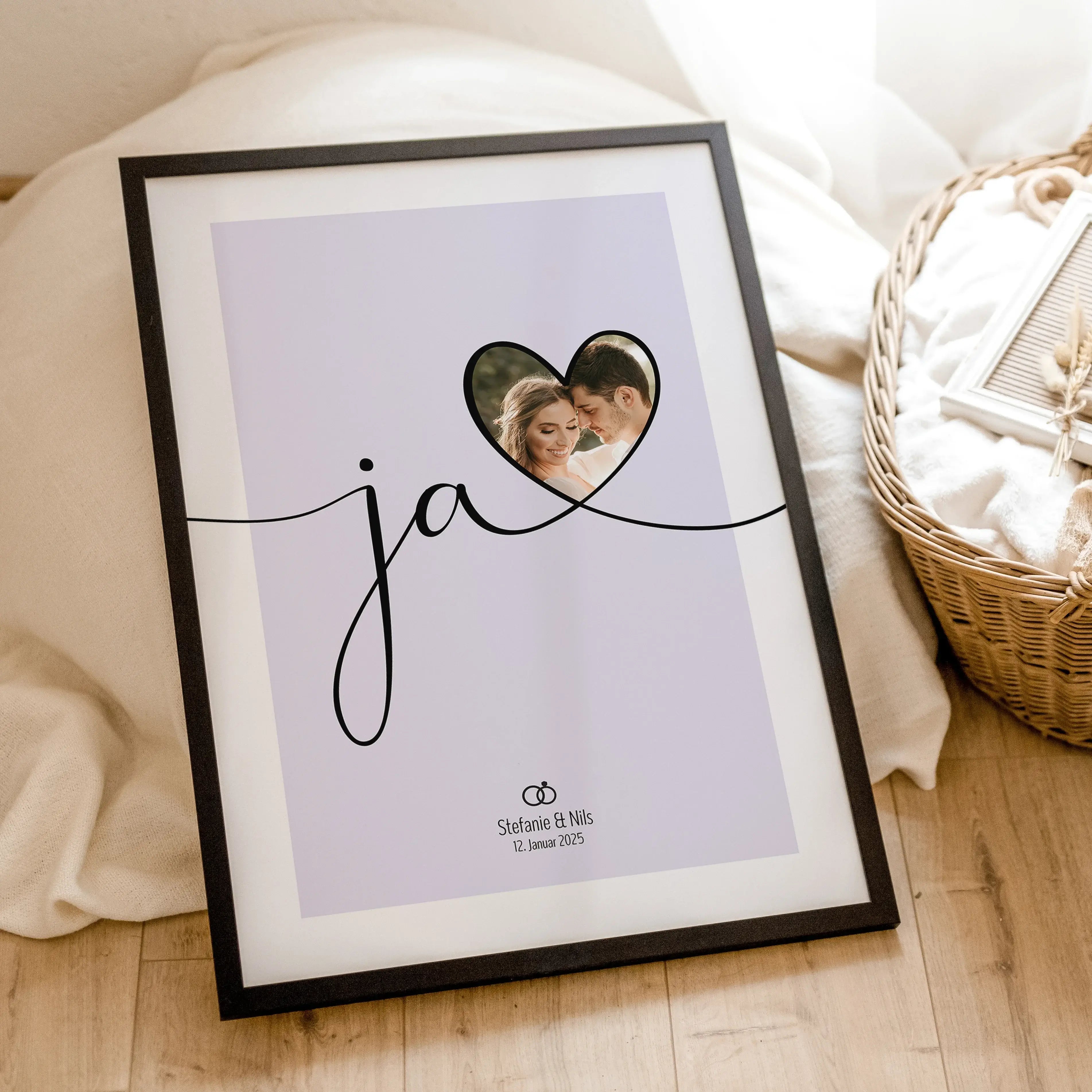 Geldgeschenk Ja Poster - Personalisiertes Poster - famprints - Suchst du nach einer kreativen und persönlichen Geschenkidee zur Hochzeit? Unser Geldgeschenk Ja Poster ist die perfekte Wahl! Das Poster zeigt den geschwungenen Schriftzug „Ja“ mit einem groß