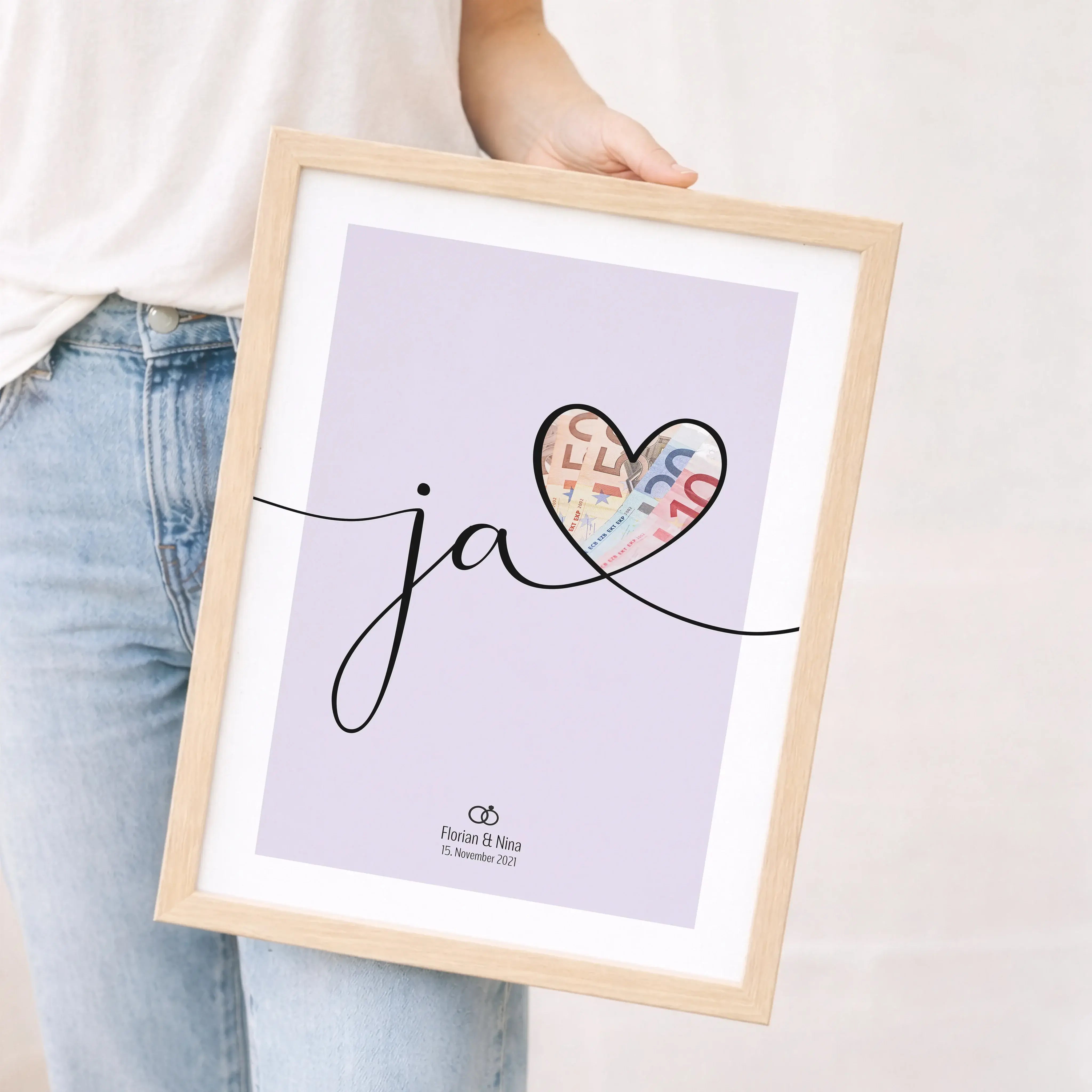 Geldgeschenk Ja Poster-Personalisiertes Poster-famprints-Das Geldgeschenk Ja Poster von famprints ist eine kreative Art, Geld zur Hochzeit zu verschenken und gleichzeitig etwas Persönliches zu überreichen. Der elegante Ja Schriftzug mit Herz wird zum Mitt