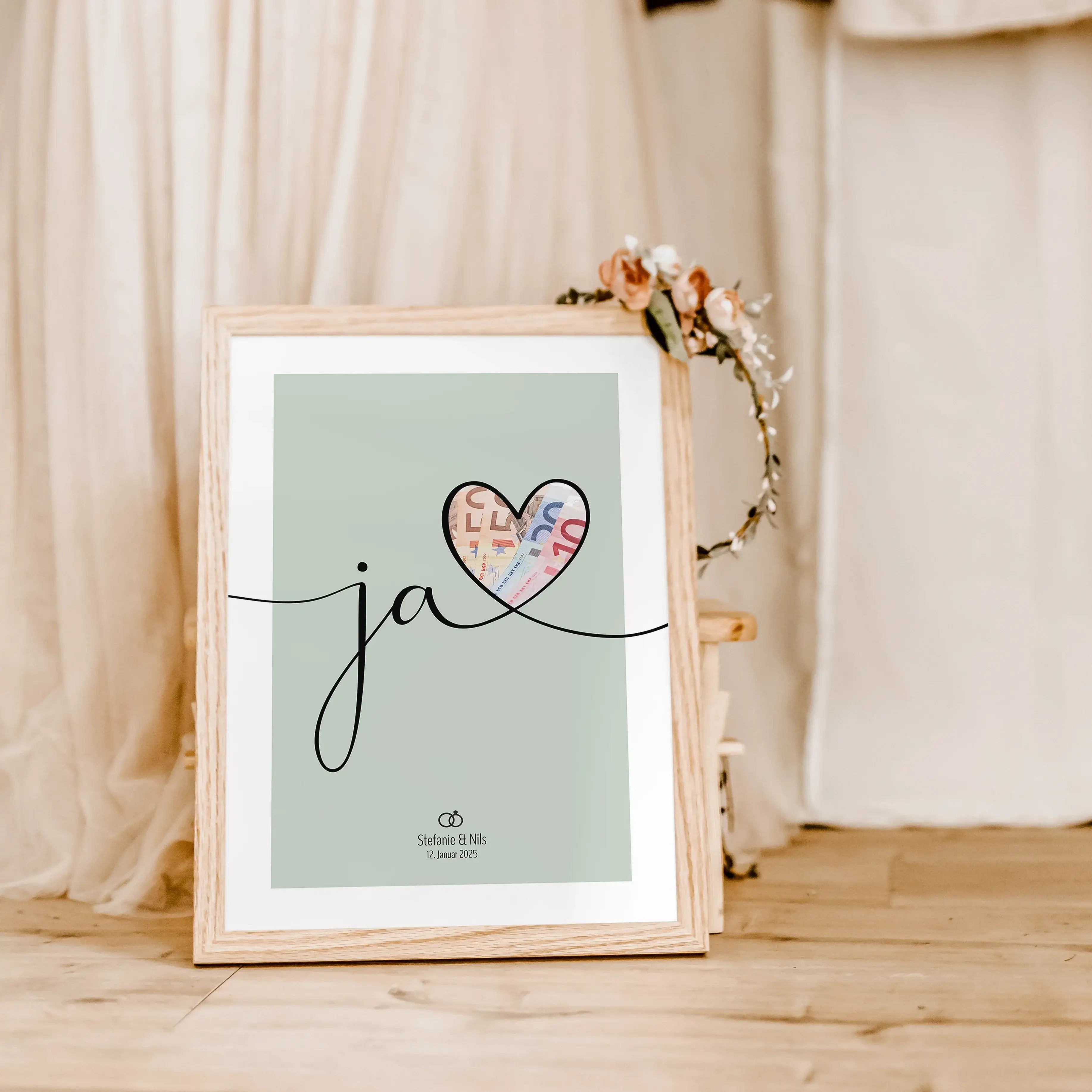 Geldgeschenk Ja Poster - Personalisiertes Poster - famprints - Suchst du nach einer kreativen und persönlichen Geschenkidee zur Hochzeit? Unser Geldgeschenk Ja Poster ist die perfekte Wahl! Das Poster zeigt den geschwungenen Schriftzug „Ja“ mit einem groß