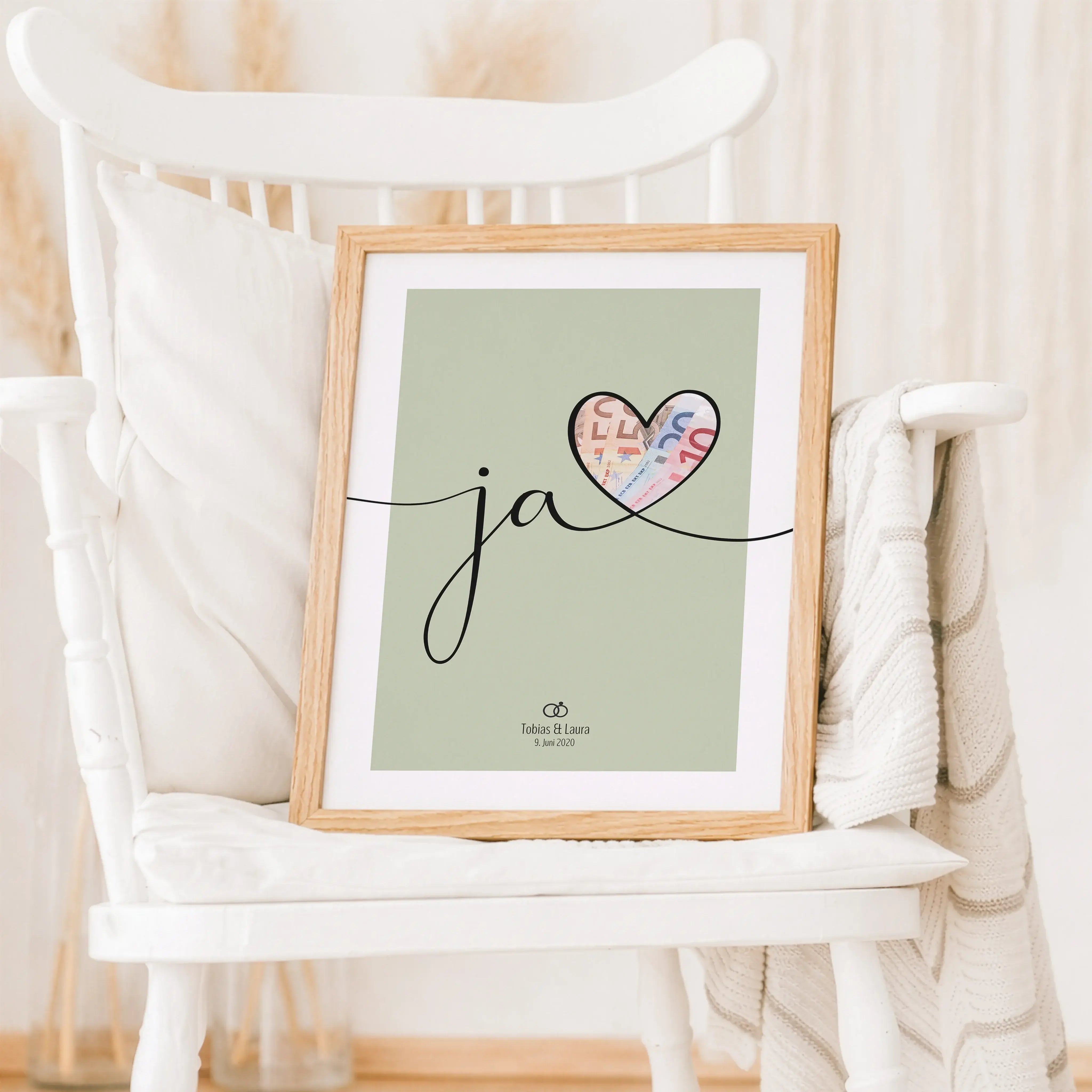 Geldgeschenk Ja Poster-Personalisiertes Poster-famprints-Das Geldgeschenk Ja Poster von famprints ist eine kreative Art, Geld zur Hochzeit zu verschenken und gleichzeitig etwas Persönliches zu überreichen. Der elegante Ja Schriftzug mit Herz wird zum Mitt