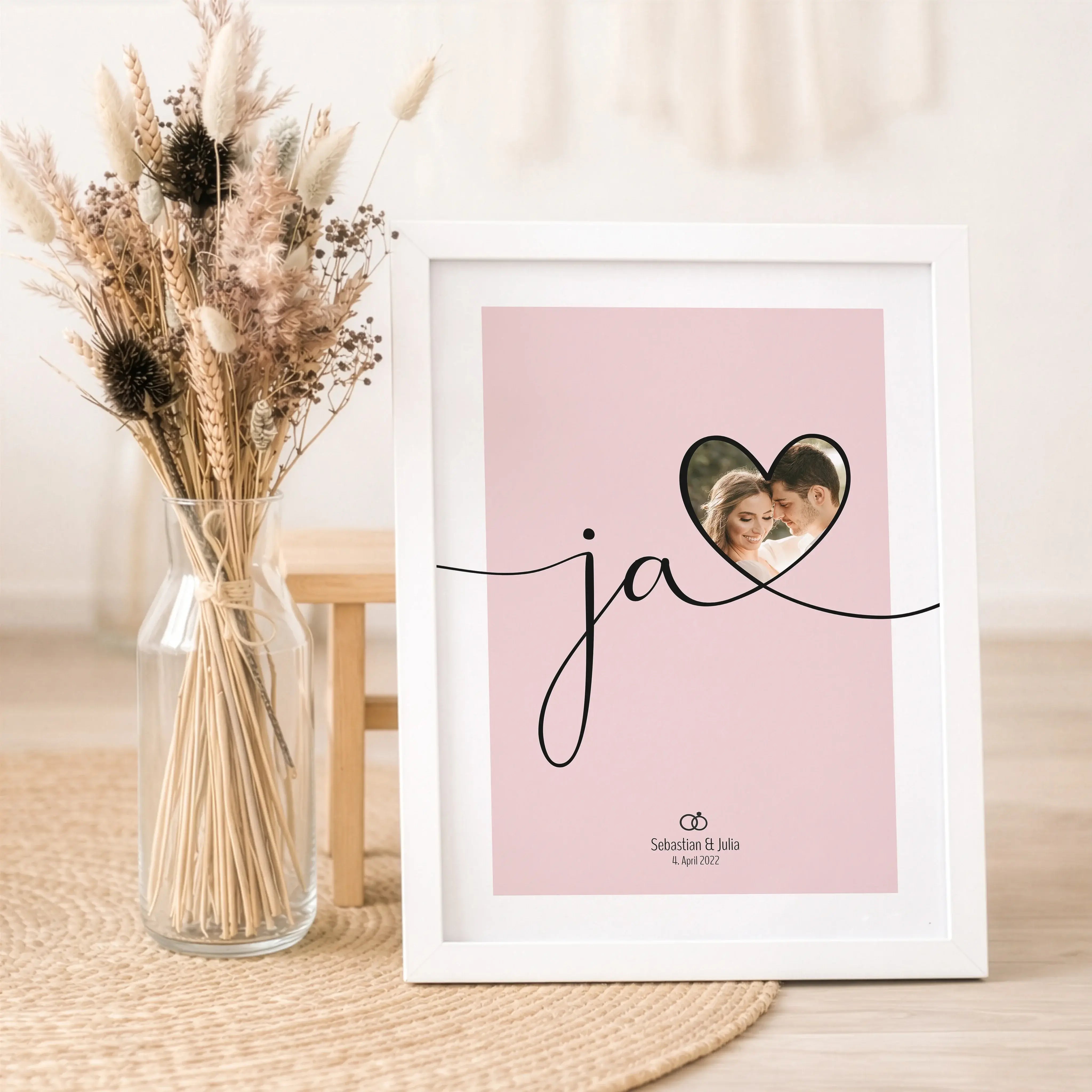 Geldgeschenk Ja Poster-Personalisiertes Poster-famprints-Das Geldgeschenk Ja Poster von famprints ist eine kreative Art, Geld zur Hochzeit zu verschenken und gleichzeitig etwas Persönliches zu überreichen. Der elegante Ja Schriftzug mit Herz wird zum Mitt