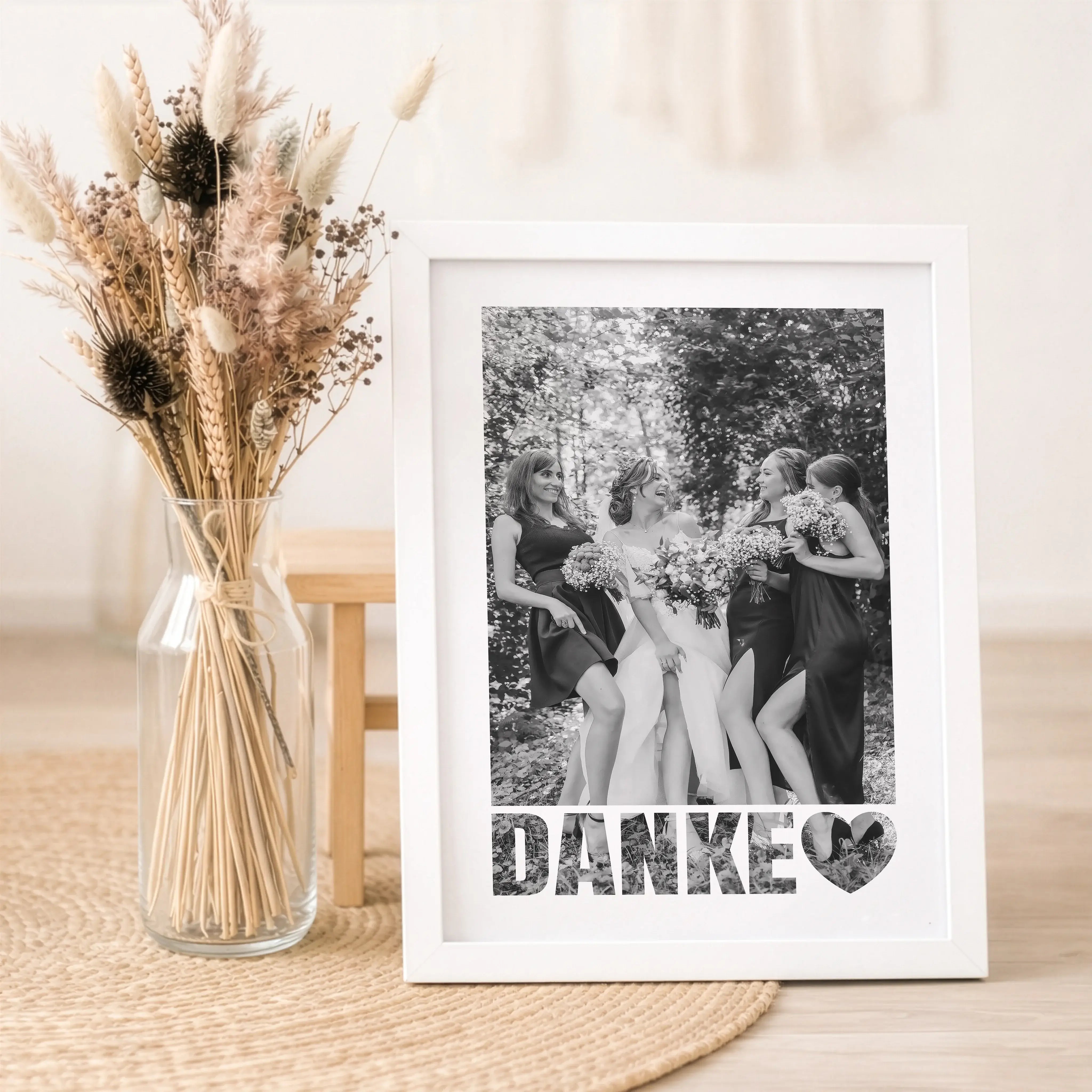 Foto Poster Danke-Personalisiertes Poster-famprints-Mit dem Foto Poster Danke von famprints sagst du auf persönliche und stilvolle Weise Danke. Dein eigenes Foto steht im Mittelpunkt und wird durch das klare DANKE Motiv mit Herz zu einer starken Botschaft