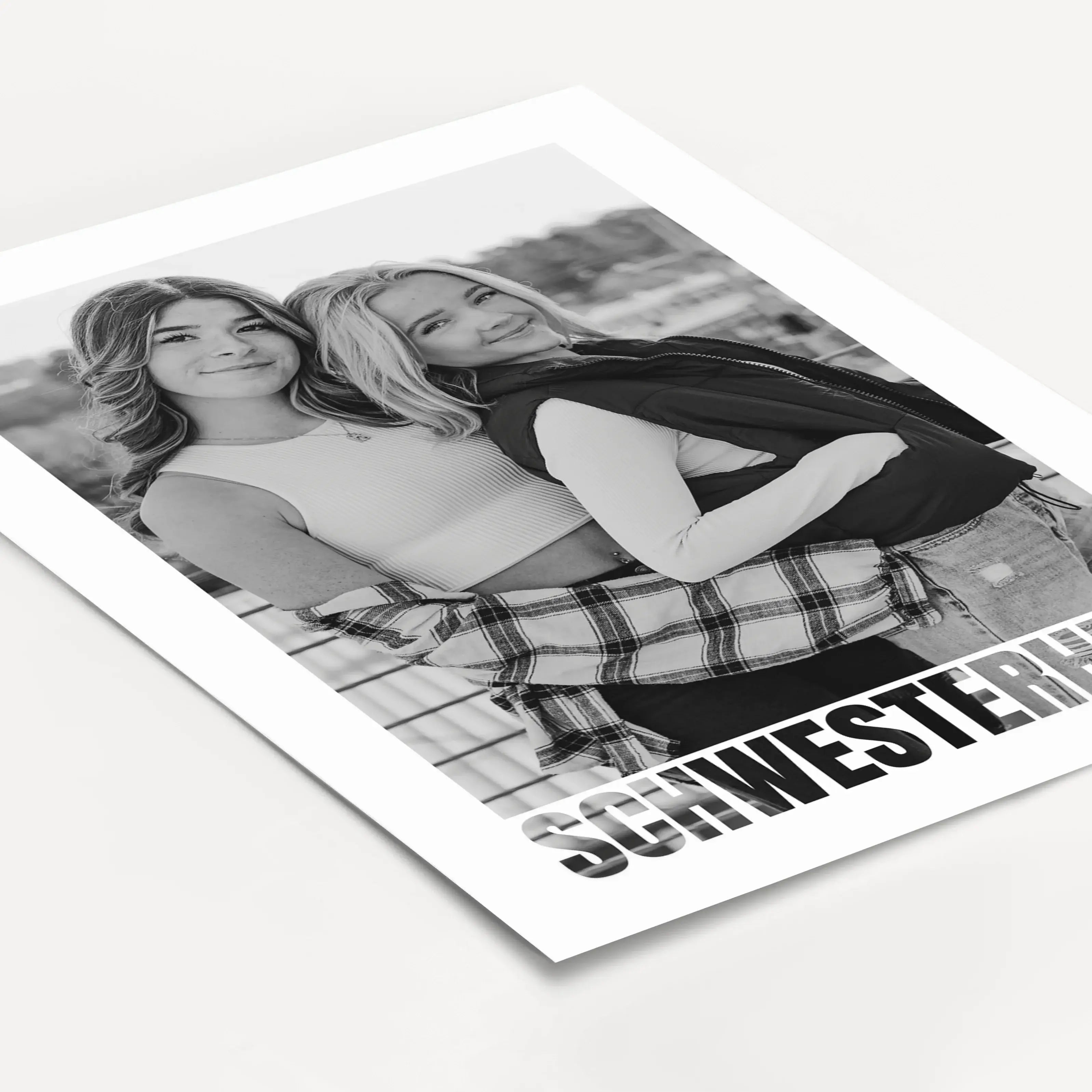 Schwesterherz Foto Poster-Personalisiertes Poster-famprints-Das Schwesterherz Foto Poster von famprints ist ein persönliches Geschenk für deine Schwester, das Erinnerungen sichtbar macht. Du gestaltest das Poster mit eurem Lieblingsfoto und schaffst damit